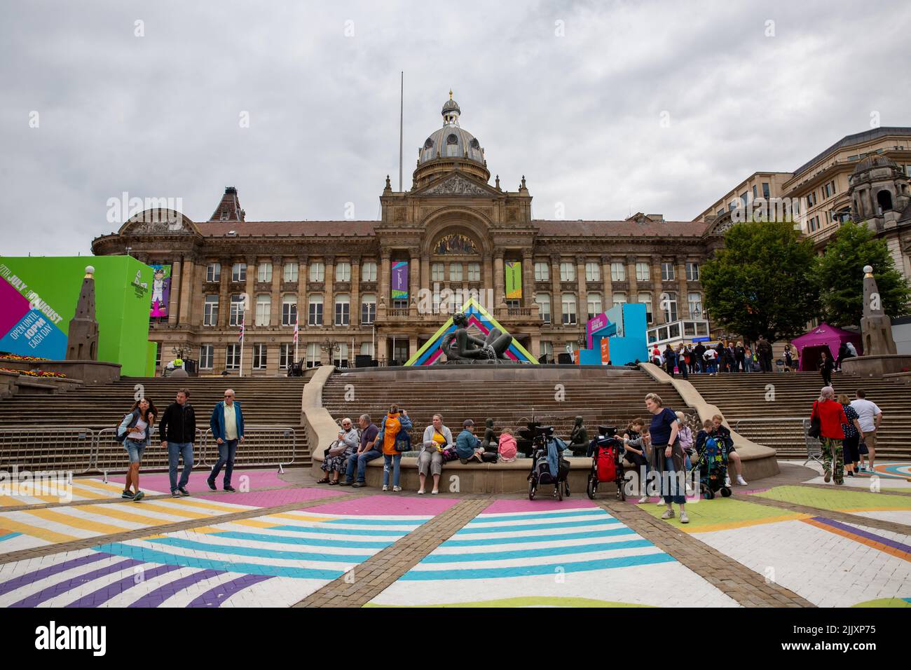 Vista del paesaggio del sito del Commonwealth Games 2022 Festival in Victoria Square, Birmingham con l'antica architettura britannica della Council House Foto Stock