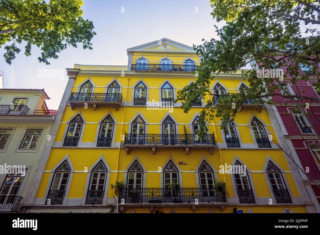 Appartamenti colorati in Avenida la Liberdade, Lisbona, Portogallo Foto Stock