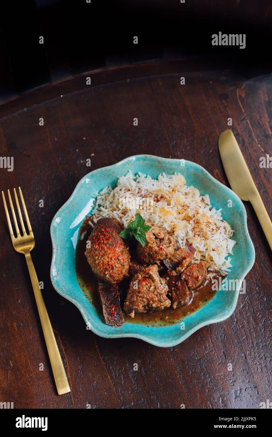 Kibbe Summaqiyeh, kibbeh in brodo di sumac, ricetta di polpette da Aleppo Foto Stock