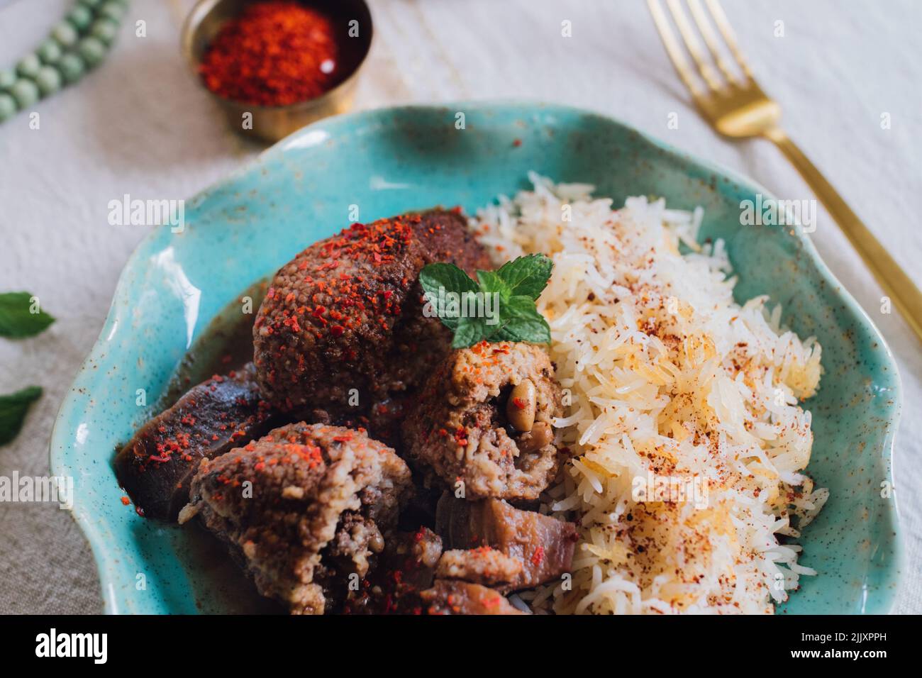 Kibbe Summaqiyeh, kibbeh in brodo di sumac, ricetta di polpette da Aleppo Foto Stock