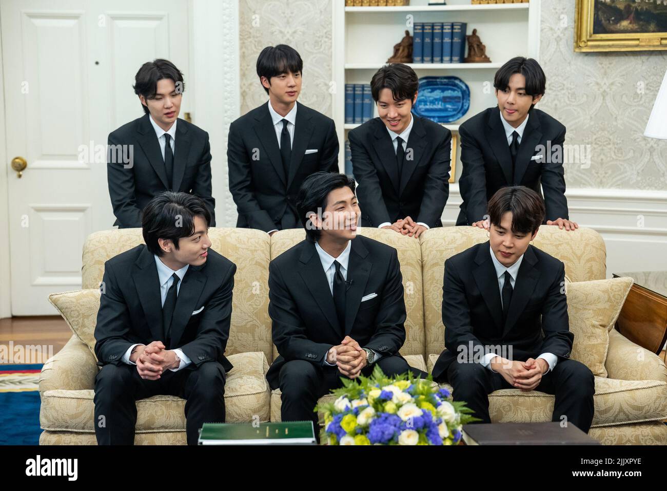 Washington, Stati Uniti d'America. 01 giugno 2022. Il presidente degli Stati Uniti Joe Biden chats con i membri della banda K-Pop BTS nell'ufficio ovale della Casa Bianca, 31 maggio 2022, a Washington, D.C. Credit: Adam Schultz/Casa Bianca Photo/Alamy Live News Foto Stock