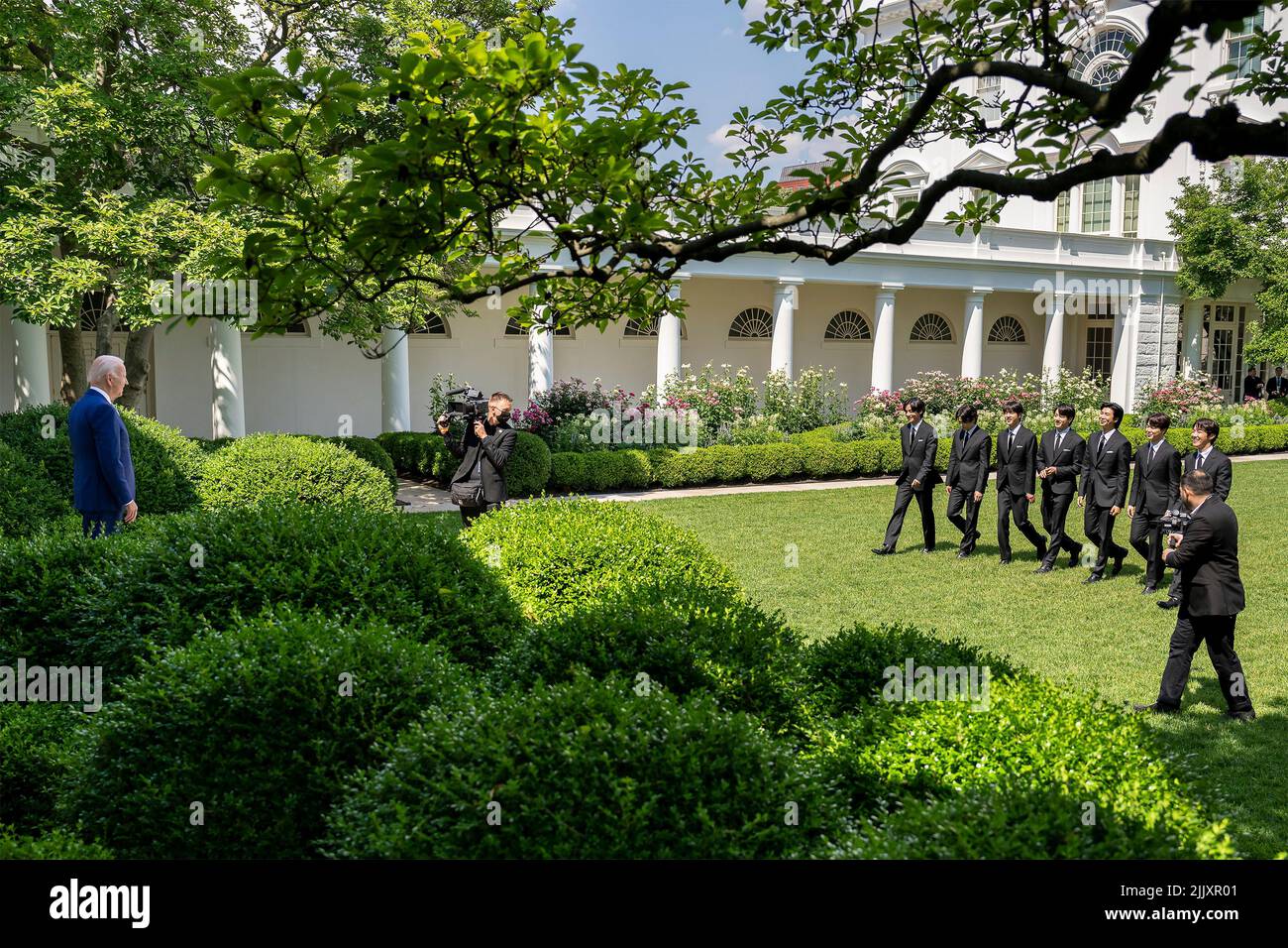 Washington, Stati Uniti d'America. 31 maggio 2022. K-Pop band BTS cammina per incontrare il presidente degli Stati Uniti Joe Biden nel Giardino delle Rose della Casa Bianca, 31 maggio 2022, a Washington, D.C. Credit: Adam Schultz/Casa Bianca Foto/Alamy Live News Foto Stock