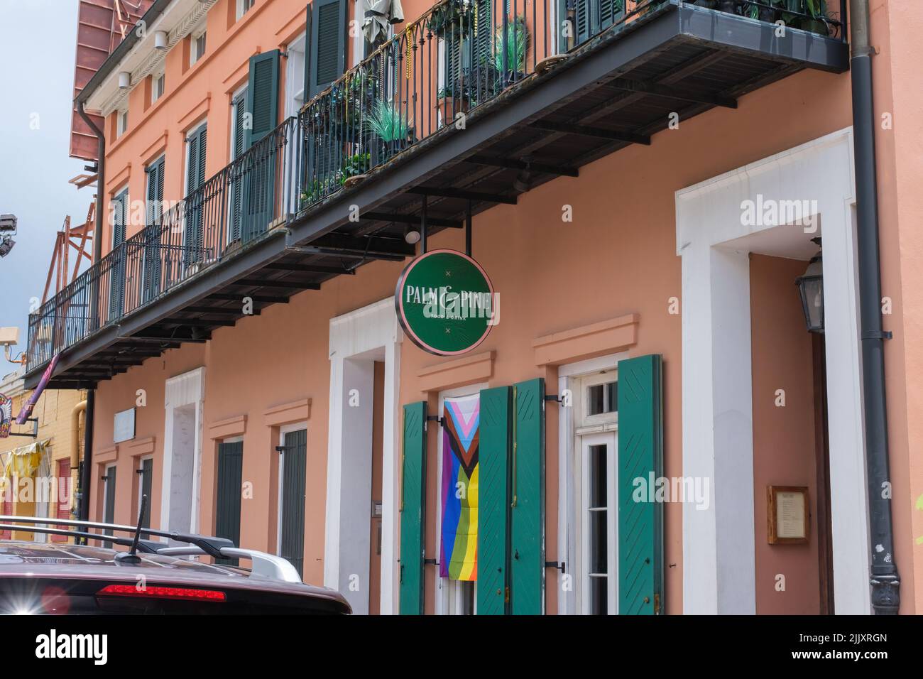 NEW ORLEANS, LA, USA - 12 GIUGNO 2022: Di fronte al ristorante Palm and Pine su Rampart Street nel quartiere francese Foto Stock