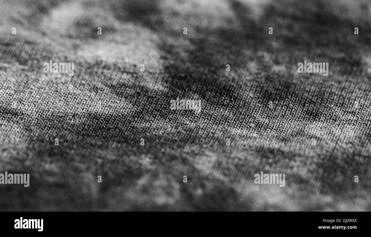 Motivo tie-dye monocromatico, foto di sfondo in tessuto grigio astratto con messa a fuoco selettiva Foto Stock
