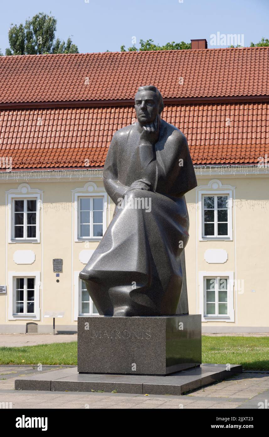 La statua di Maironis, alias Jonas Mačiulis, un prete cattolico romano e famoso poeta lituano, nel centro di Kaunas, Lituania, Europa Foto Stock