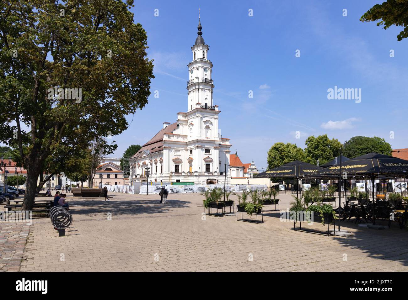 Kaunas Lituania; il municipio, noto come l'edificio White Swan al sole estivo, Kaunas città vecchia, piazza del municipio, Kaunas, Lituania Europa Foto Stock