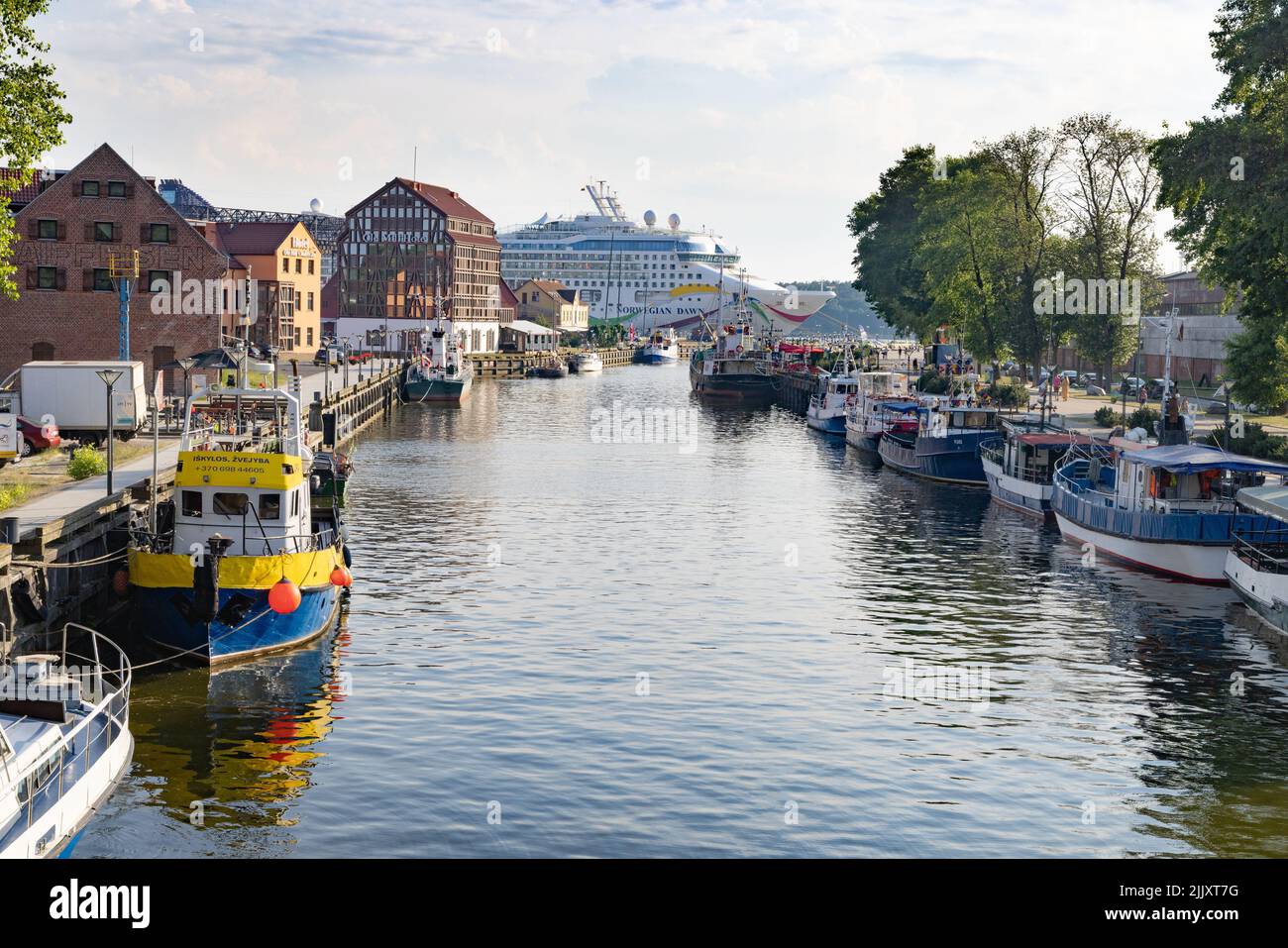 Klaipeda Lituania; piccole imbarcazioni e una nave da crociera nel porto di Klaipeda sulla costa baltica lituana, Klaipeda, Lituania, Europa Foto Stock