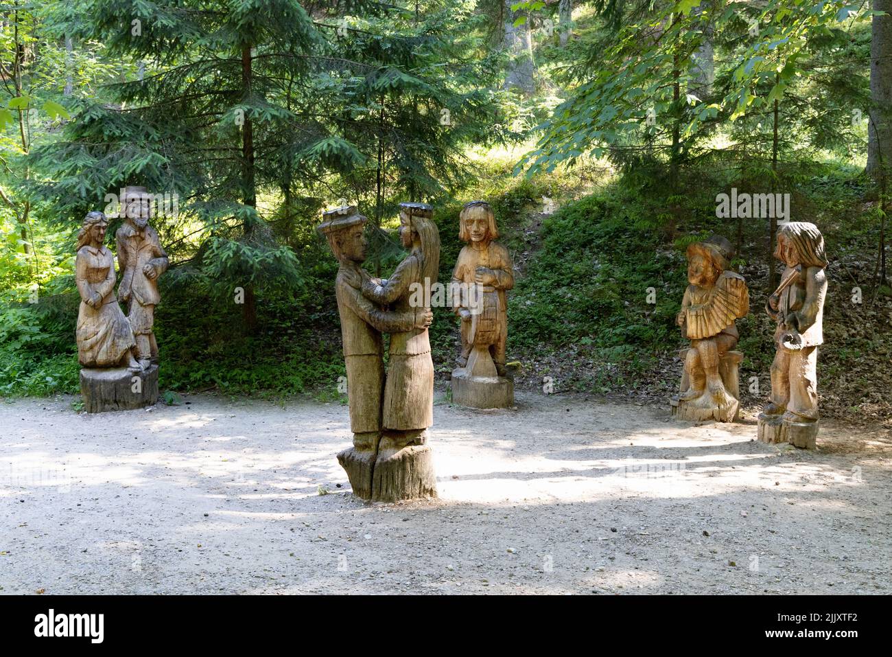 Festa di nozze; Hill of Witches sentiero di scultura all'aperto con circa 80 statue tradizionali in legno pagano, Curonian Spit National Park, Lituania Europa Foto Stock