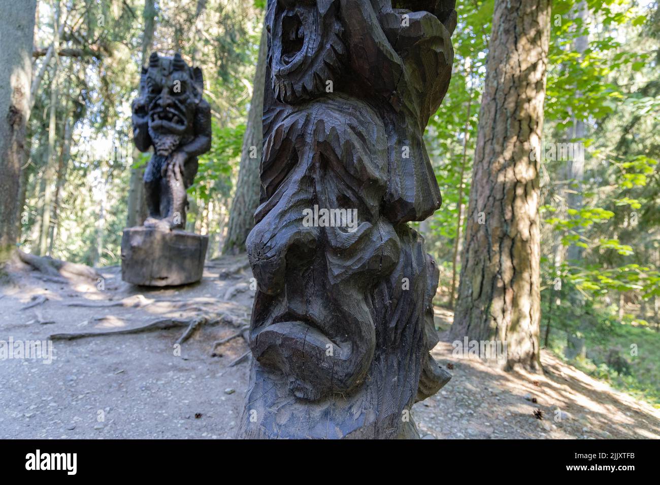 Hill of Witches sentiero di scultura all'aperto con circa 80 statue tradizionali in legno pagano, Curonian Spit National Park, Lituania Europe Foto Stock