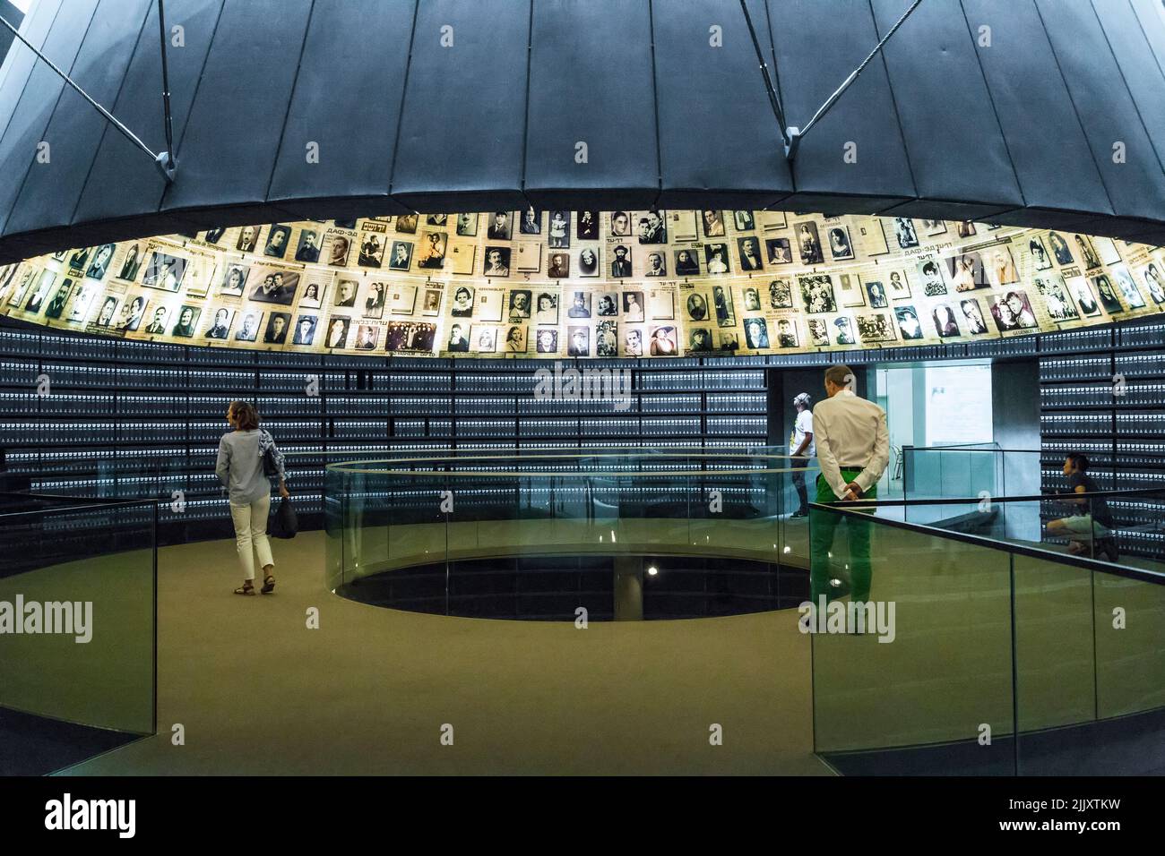 GERUSALEMME, ISRAELE - 24 SETTEMBRE 2017: Questa è la Sala dei nomi nel Museo storico del Memoriale dell'Olocausto (Yad Vashem). Foto Stock