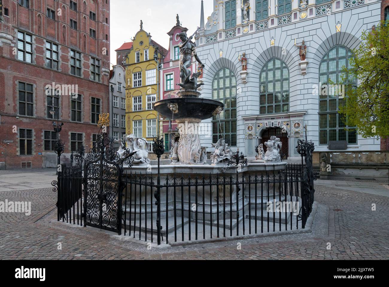 Statua di bronzo di Neptun, Fontana di Neptun nella via Dlugi Targ nella città di Ddansk, Polonia. Famoso monumento storico nel centro della città. Foto Stock