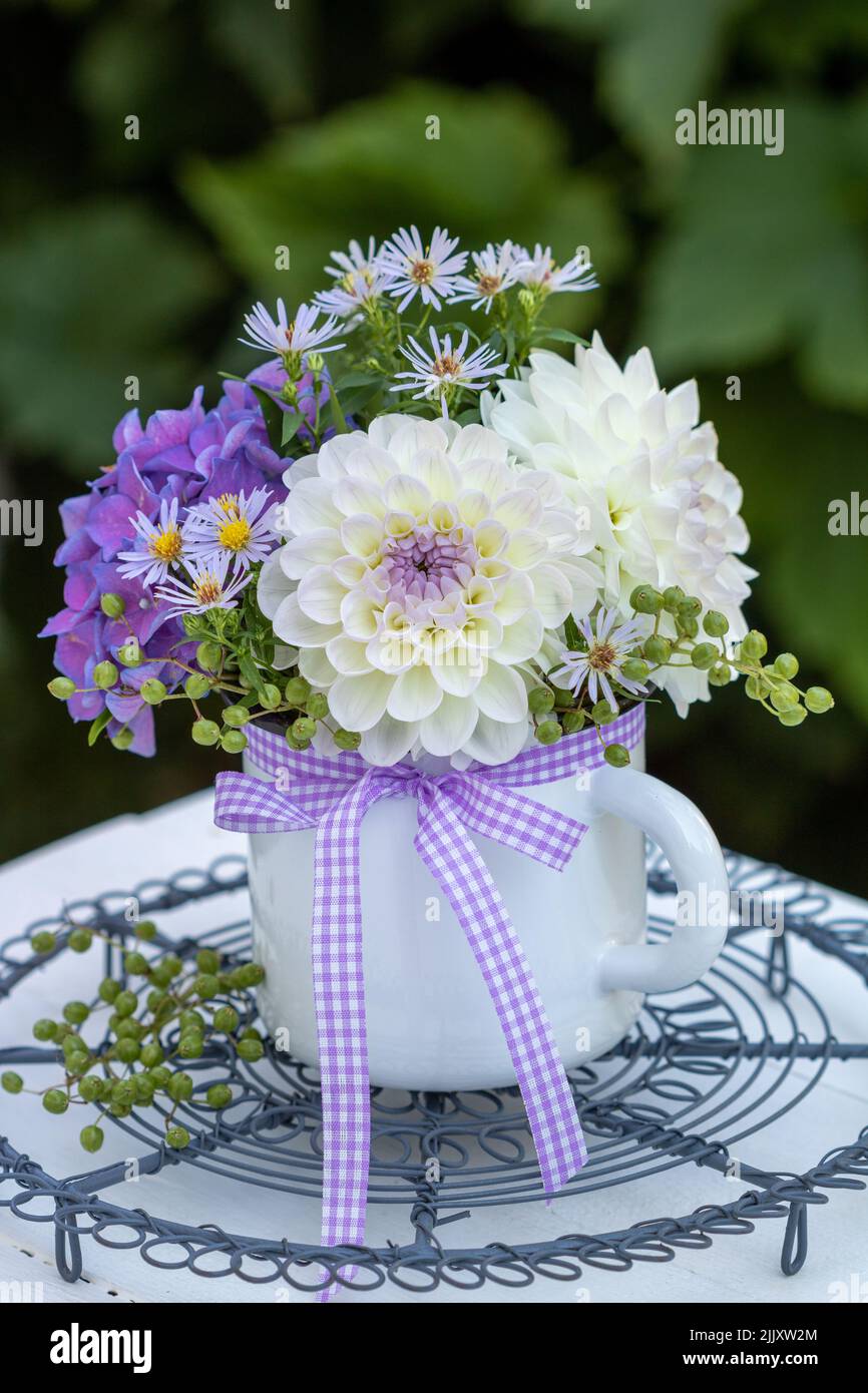 disposizione con bouquet di dahlias bianco, fiori di hydrangea e sambuchi Foto Stock