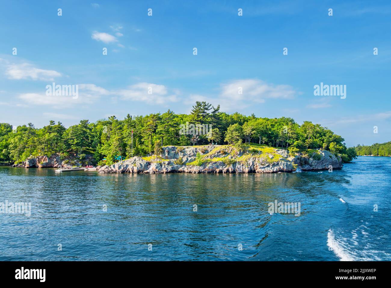 E il fiume St Lawrence nella regione delle Thousand Islands tra Ontario, Canada e New York state, USA Foto Stock