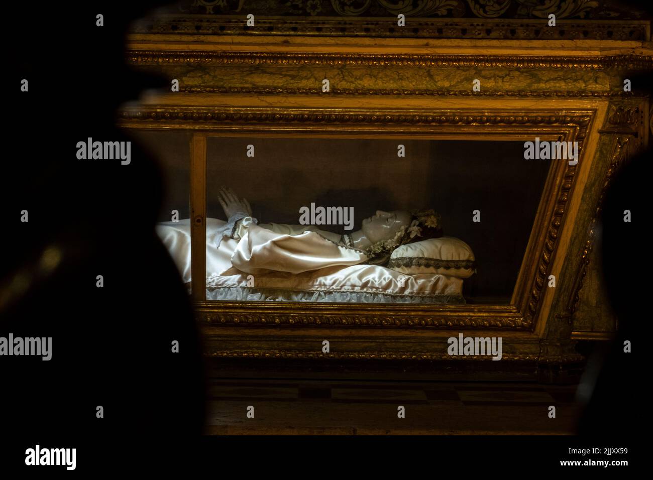 Igreja de São Roque, Lisbona, Portogallo -- ossa di santi femminili in una cappella laterale Foto Stock