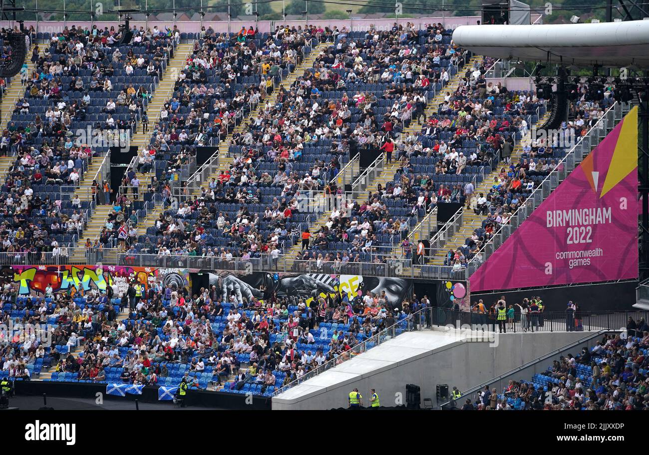 Vista generale della folla durante la cerimonia di apertura dei Birmingham 2022 Commonwealth Games all'Alexander Stadium di Birmingham. Data foto: Giovedì 28 luglio 2022. Foto Stock