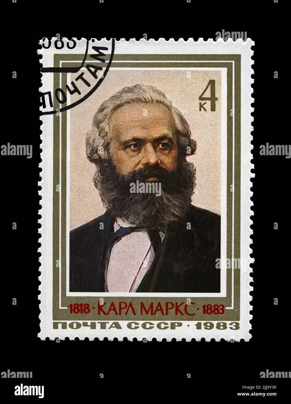 Karl Marx, famoso leader politico, autore del libro di capitale, circa 1983. Vintage cancellato timbro postale dell'URSS isolato su sfondo nero. Foto Stock