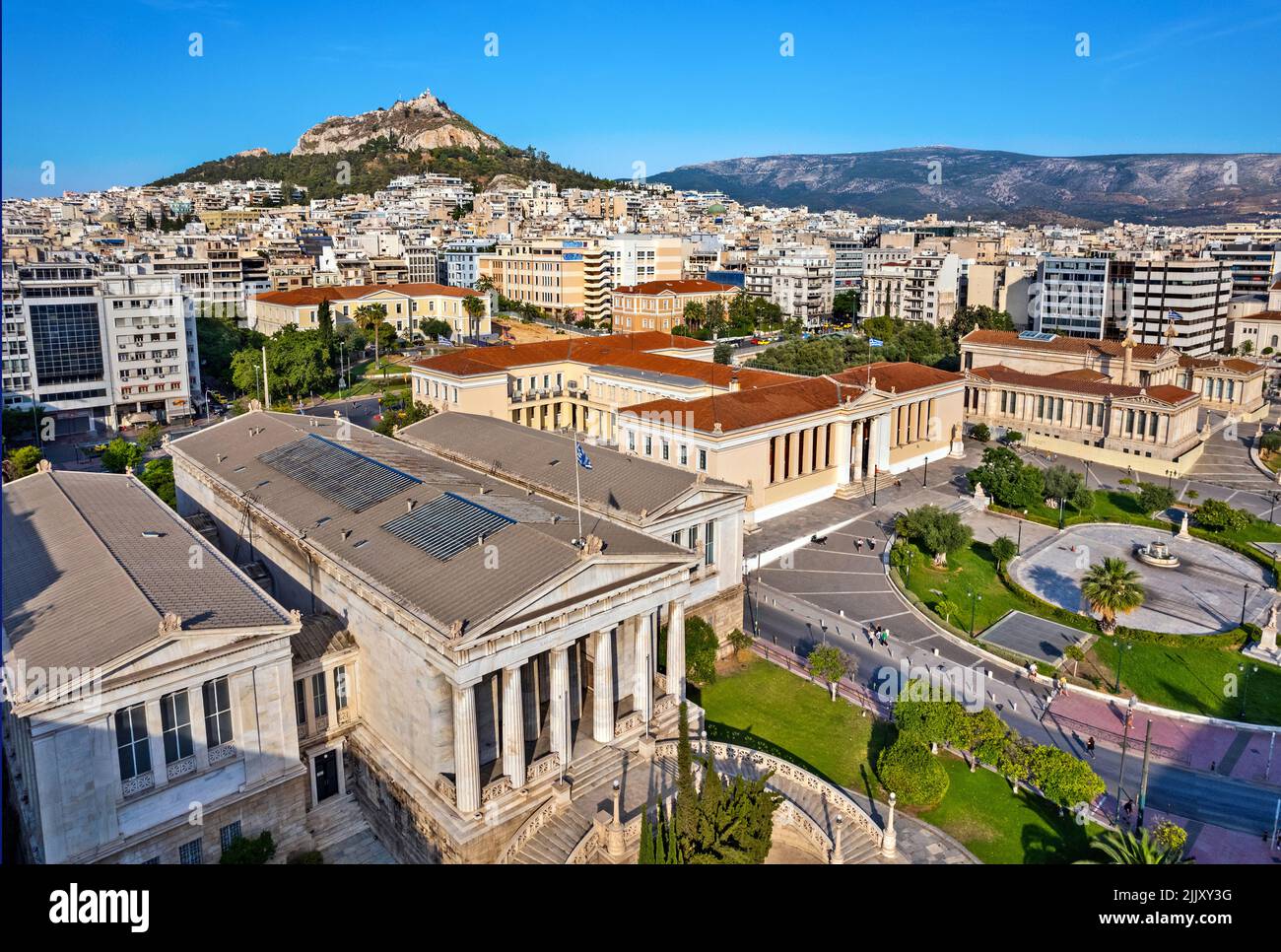 Veduta aerea della "Trilogia neoclassica", della Biblioteca Nazionale, della vecchia Università e dell'Accademia su via Panepistimiou, Atene, Grecia. Foto Stock