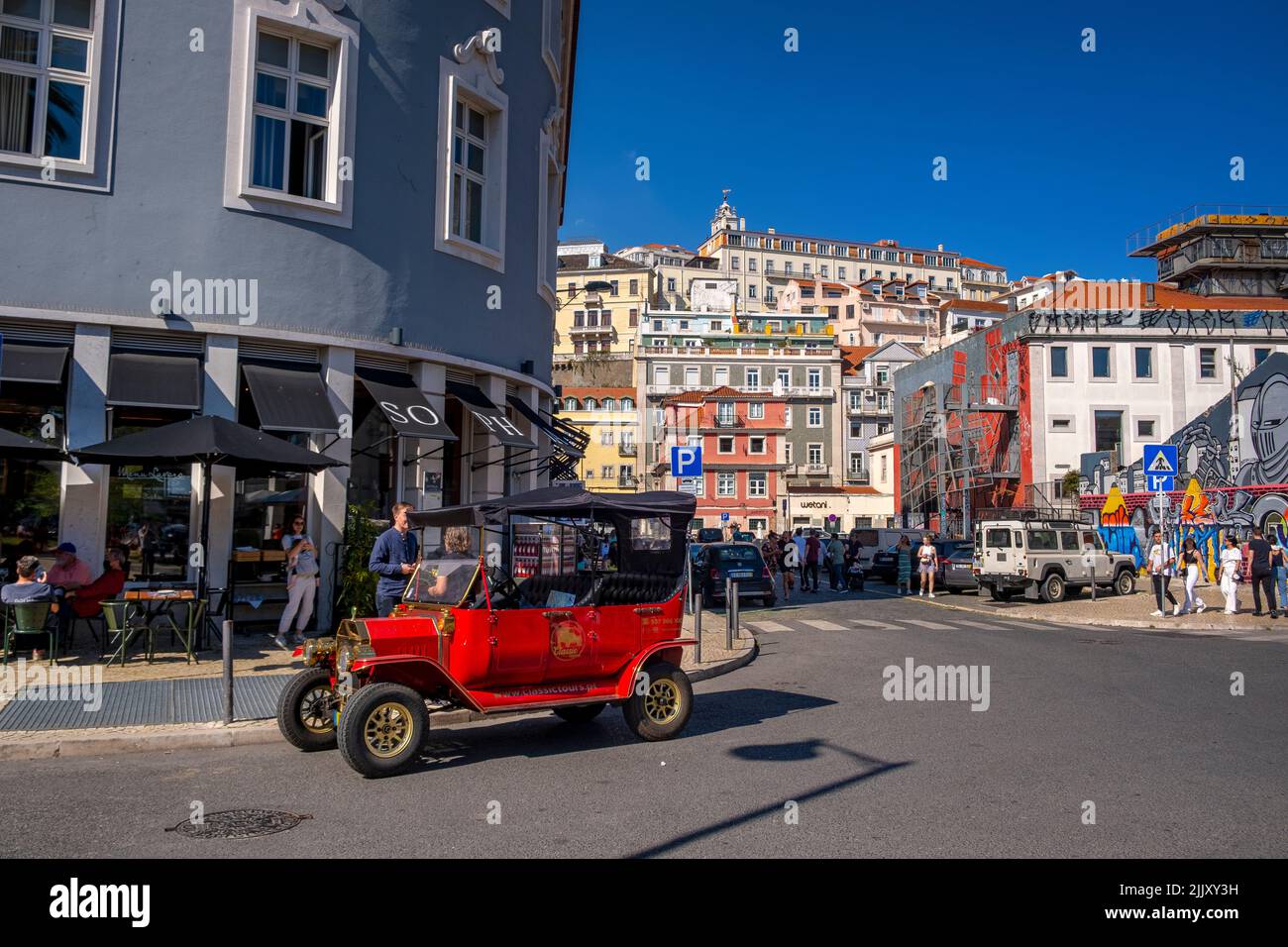 Auto d'epoca in stile T che offre visite turistiche di Lisbona, Portogallo Foto Stock