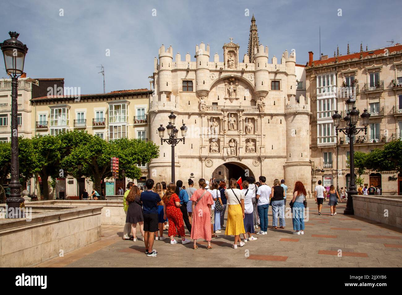 Turisti e turisti in un tour guidato della città spagnola di Burgos sul ponte di Santa María fuori dalla porta della città di Santa Maria, Spagna Foto Stock