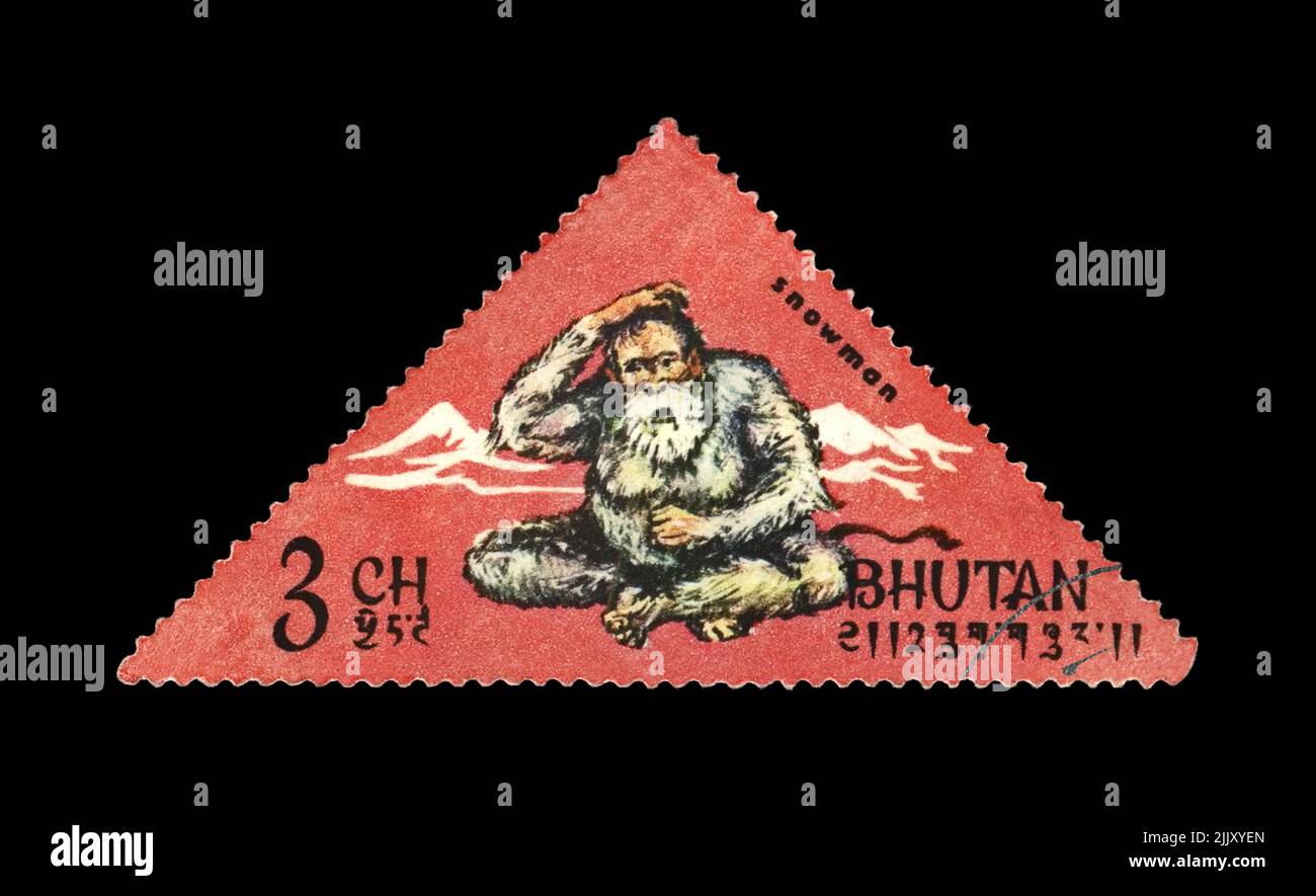 snowman aka yetti e montagne, circa 1966. Cancellato timbro postale vintage stampato in Bhutan isolato su sfondo nero. Foto Stock