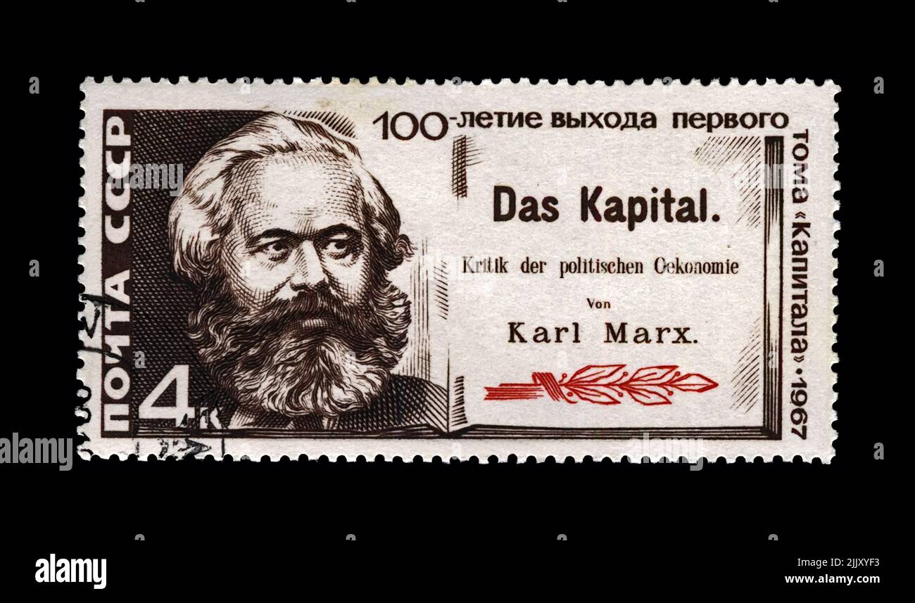 Karl Marx, famoso leader politico, autore del libro di capitale, circa 1967. Timbro postale vintage cancellato stampato in URSS isolato su sfondo nero Foto Stock