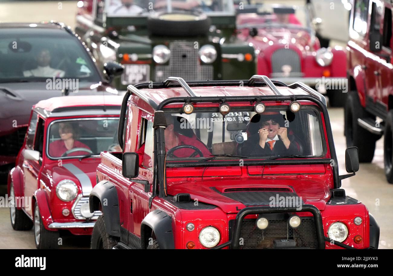 Le automobili formano una bandiera dell'Unione durante la cerimonia di apertura dei Giochi del Commonwealth di Birmingham 2022 all'Alexander Stadium, Birmingham. Data foto: Giovedì 28 luglio 2022. Foto Stock