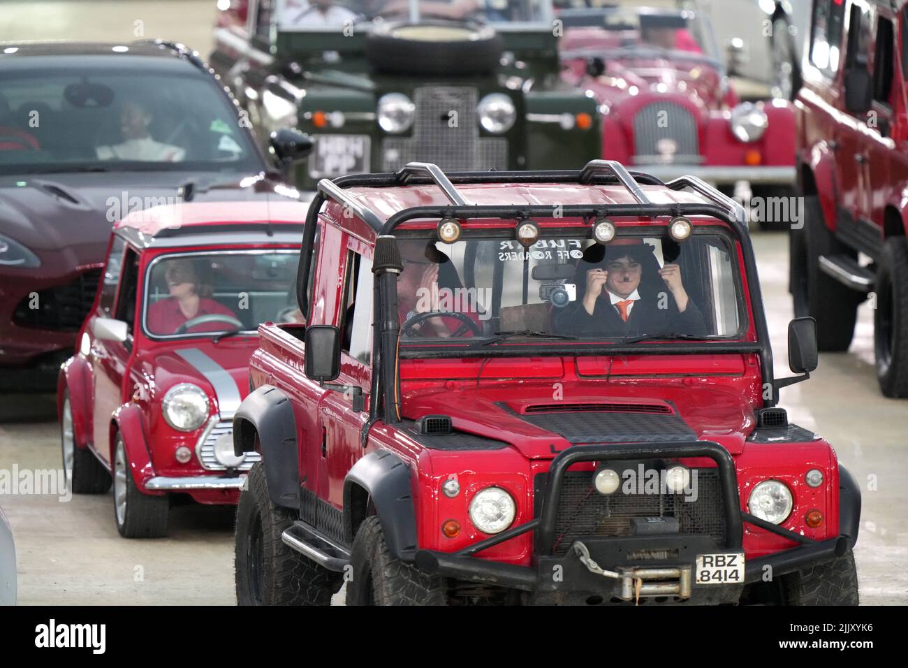 Le automobili formano una bandiera dell'Unione durante la cerimonia di apertura dei Giochi del Commonwealth di Birmingham 2022 all'Alexander Stadium, Birmingham. Data foto: Giovedì 28 luglio 2022. Foto Stock