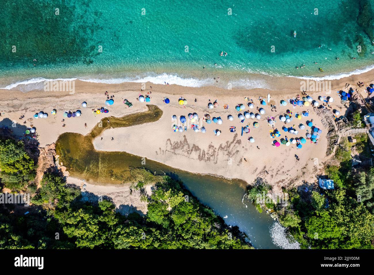 Veduta aerea (drone) della spiaggia di Rakopotamos (comune di Agia), una delle spiagge più belle della costa di Larissa, Tessaglia, Grecia Foto Stock