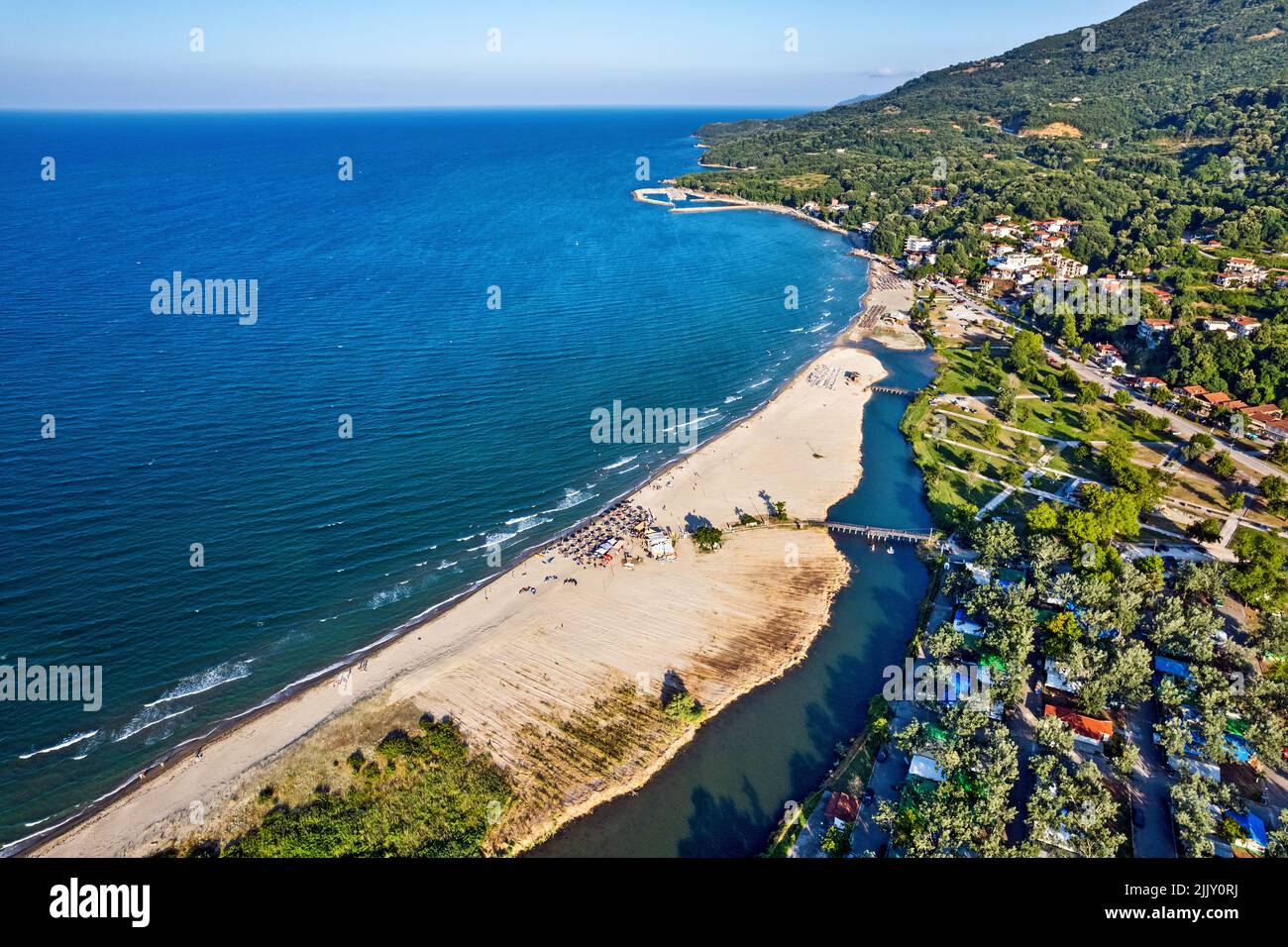 La spiaggia del villaggio di Stomio e il 'bordo' meridionale del Delta del fiume Pineios sul Mar Egeo. Larissa, Tessaglia, Grecia. Foto Stock