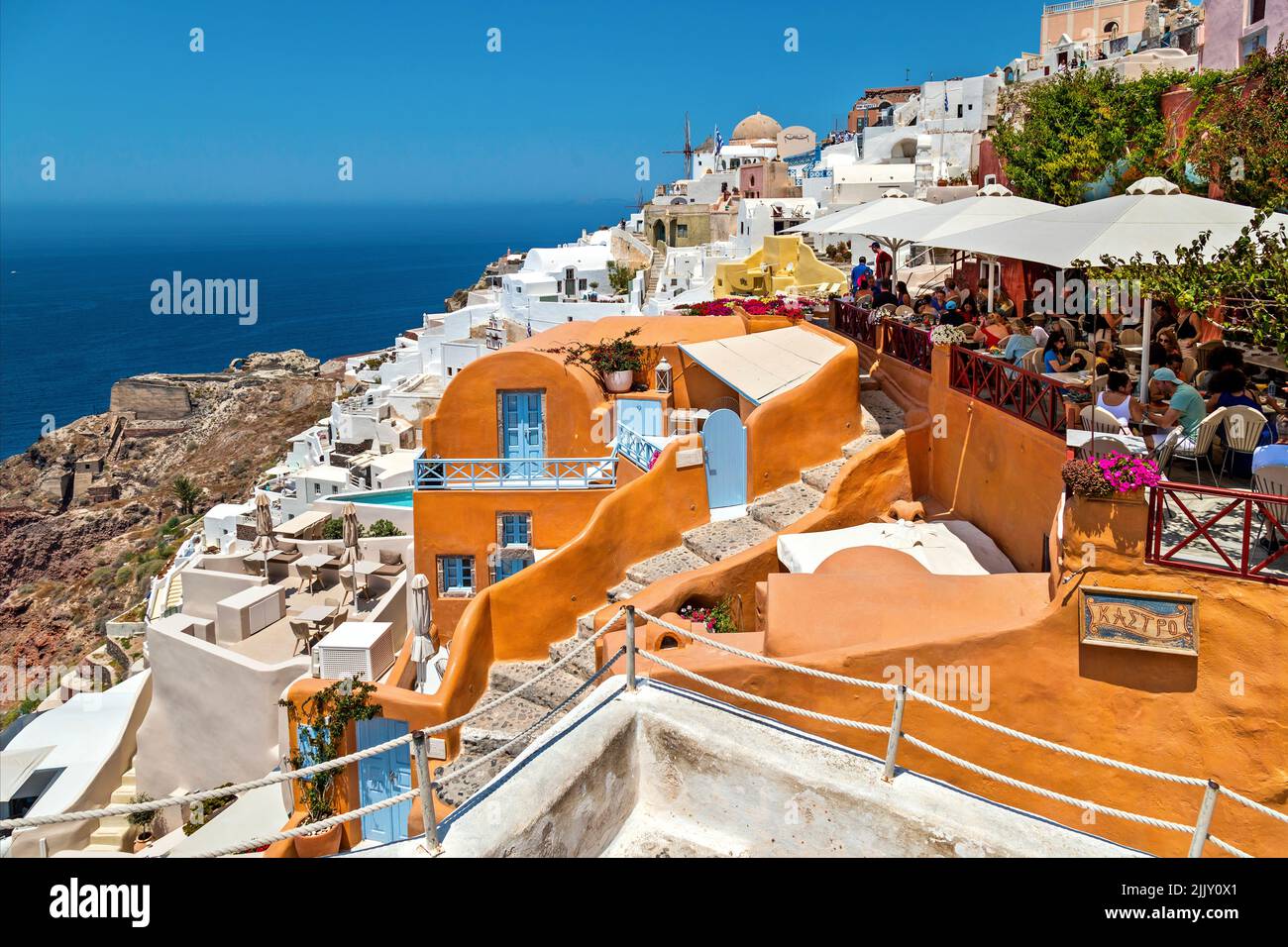 Pittoresco e colorato 'angolo' nel villaggio di Oia, isola di Santorini, Cicladi, Mar Egeo, Grecia. Foto Stock