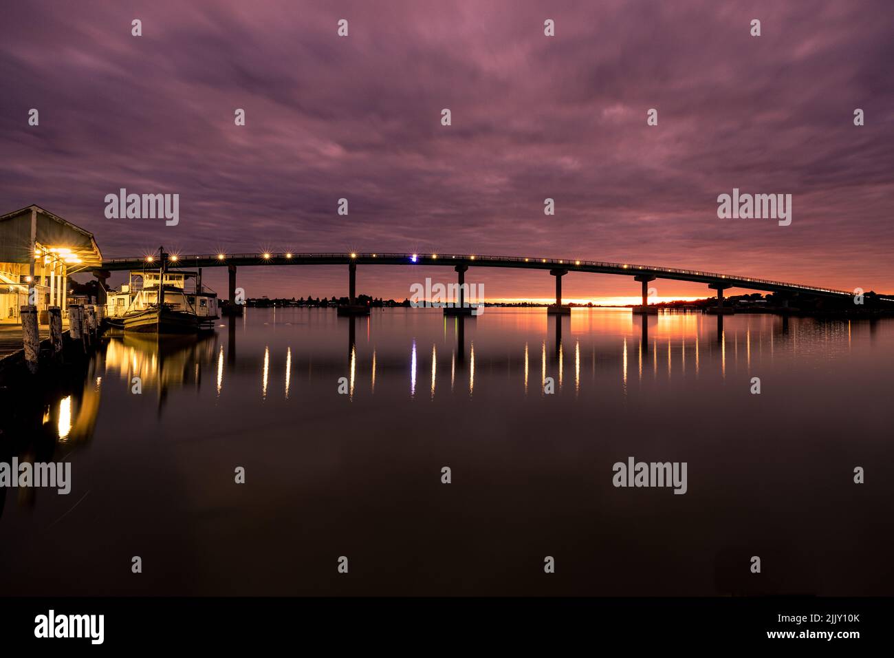 Una vista del ponte dell'isola di Hindmarsh durante un tramonto incredibile Foto Stock
