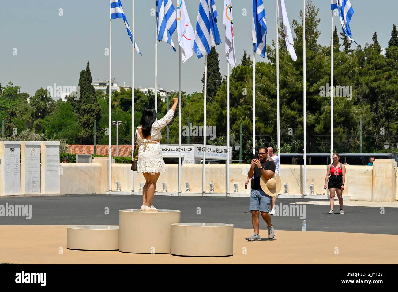 Atene, Grecia - Maggio 2022: Persona in piedi su un podio nello storico Statium Olimpico della città in posa per una foto. Foto Stock