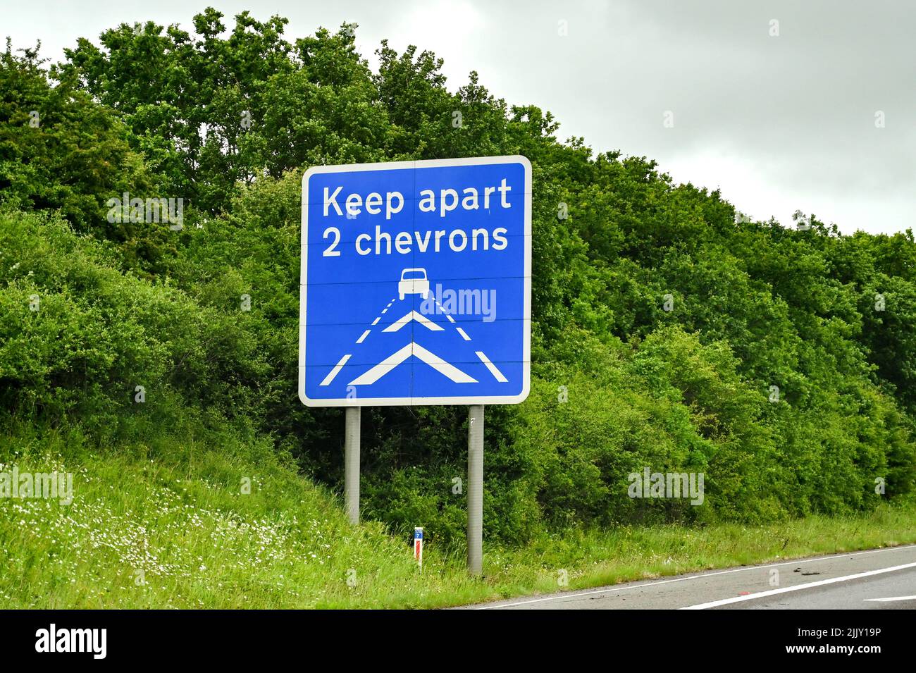Segnale di sicurezza stradale su un'autostrada che chiede ai conducenti di mantenere una distanza di sicurezza dietro i veicoli che precedono. Nessuna gente. Foto Stock