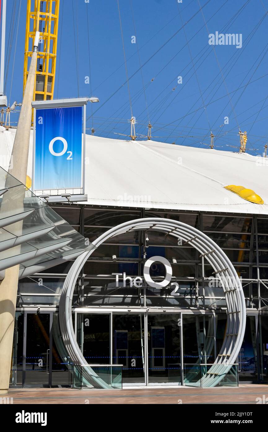 Londra, Inghilterra - Giugno 2022: Vista frontale esterna dell'ingresso alla O2 Arena di Greenwich Foto Stock