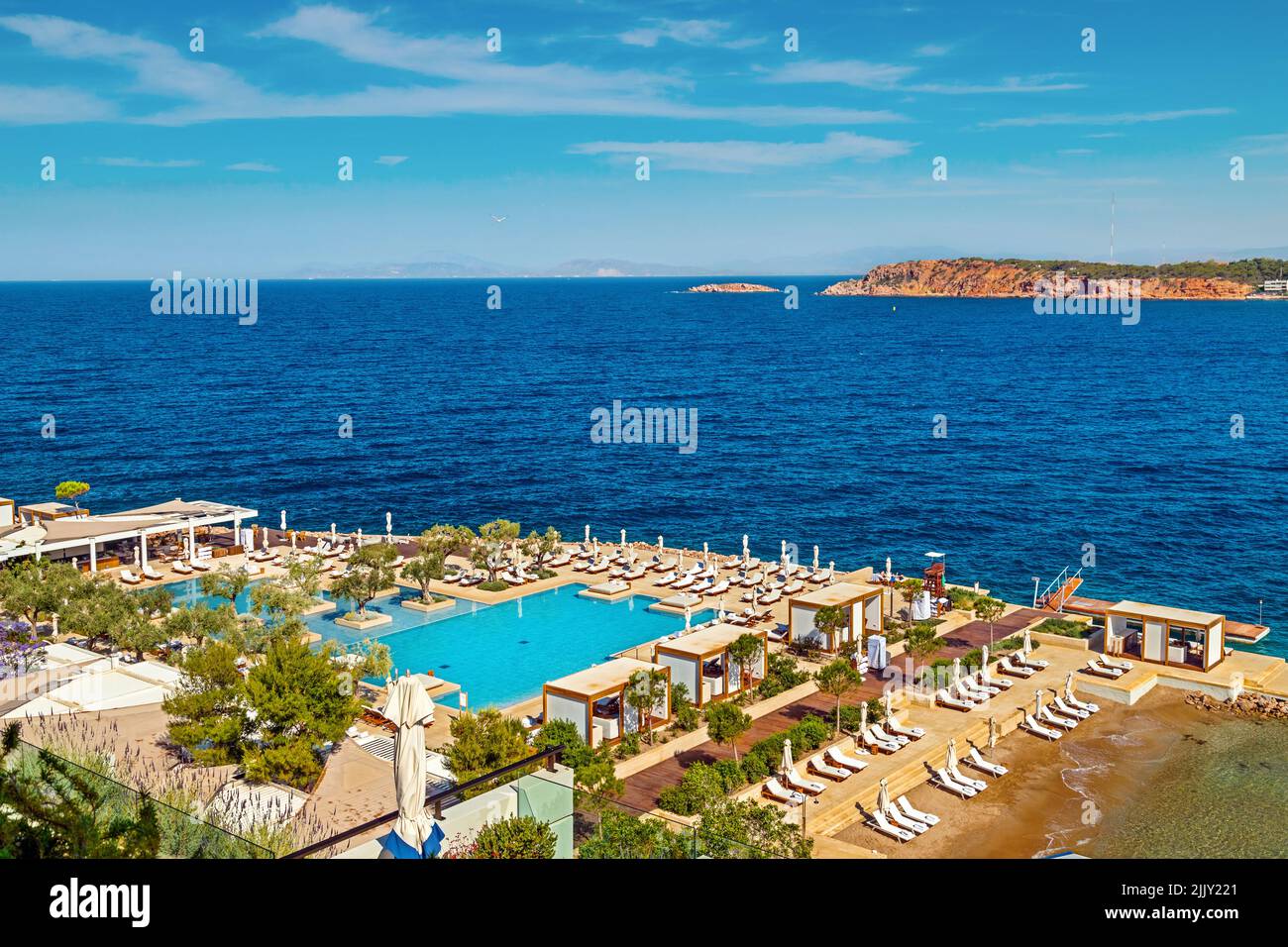 Una piscina e una spiaggia in Four Seasons Astir Palace Hotel ( Vouliagmeni, Attica, Grecia. Foto Stock