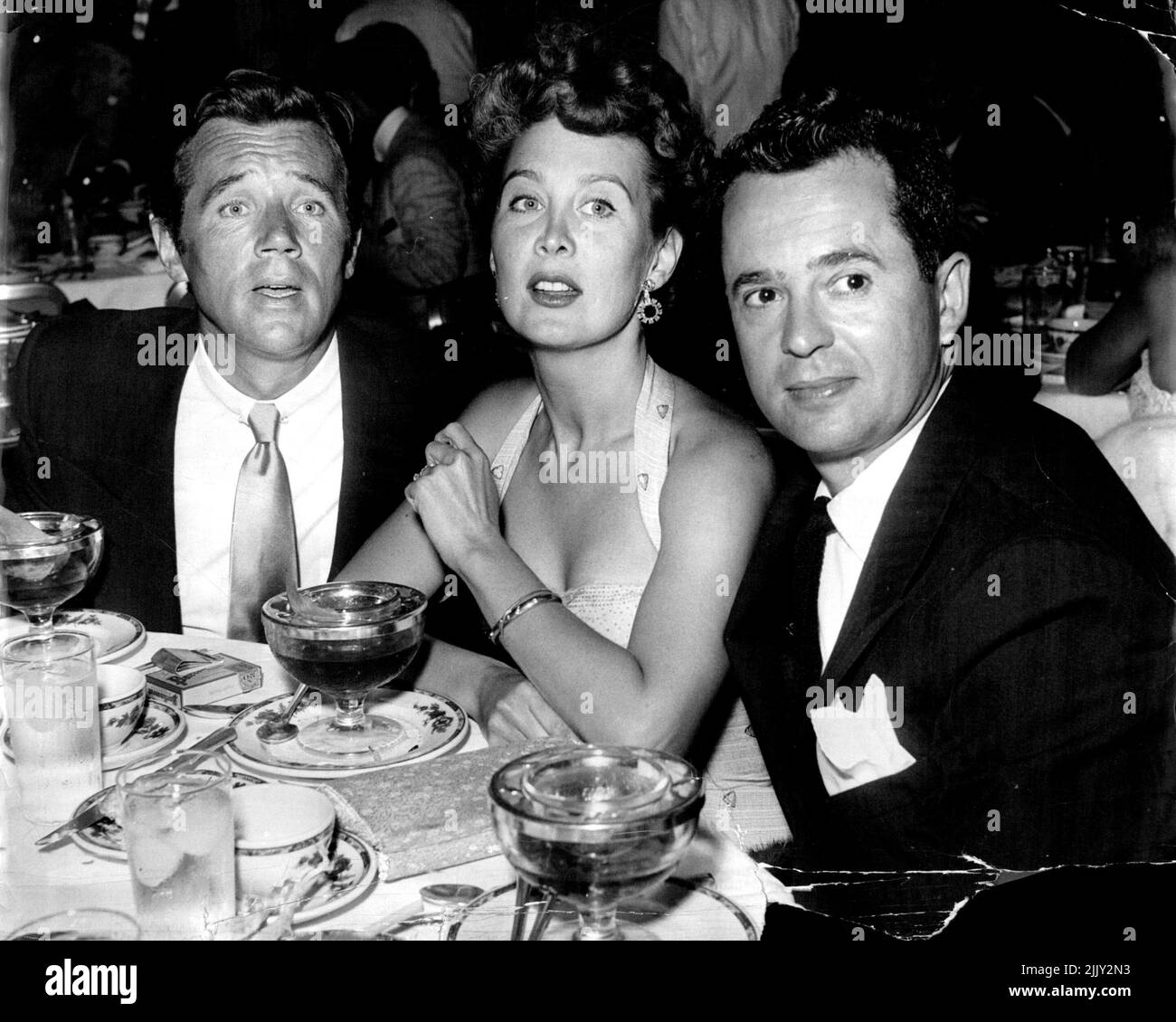 Larry Parks, l'attore di 60 anni che divenne famoso giocando il ruolo del cantante al Jolson, è morto a casa sua a Los Angeles di un apparente attacco di cuore. I parchi furono una delle principali vittime della purga anticomunista del 1950s a Hollywood, guidata dal senatore Joseph Mc­Carthy. Abbandonò la sua carriera quasi interamente dopo aver raccontato ad un'audizione del Congresso del Comitato delle attività ONU-americane del 1951 che apparteneva al Partito Comunista dal 1941 al 1945. Giugno 16, 1955. Foto Stock