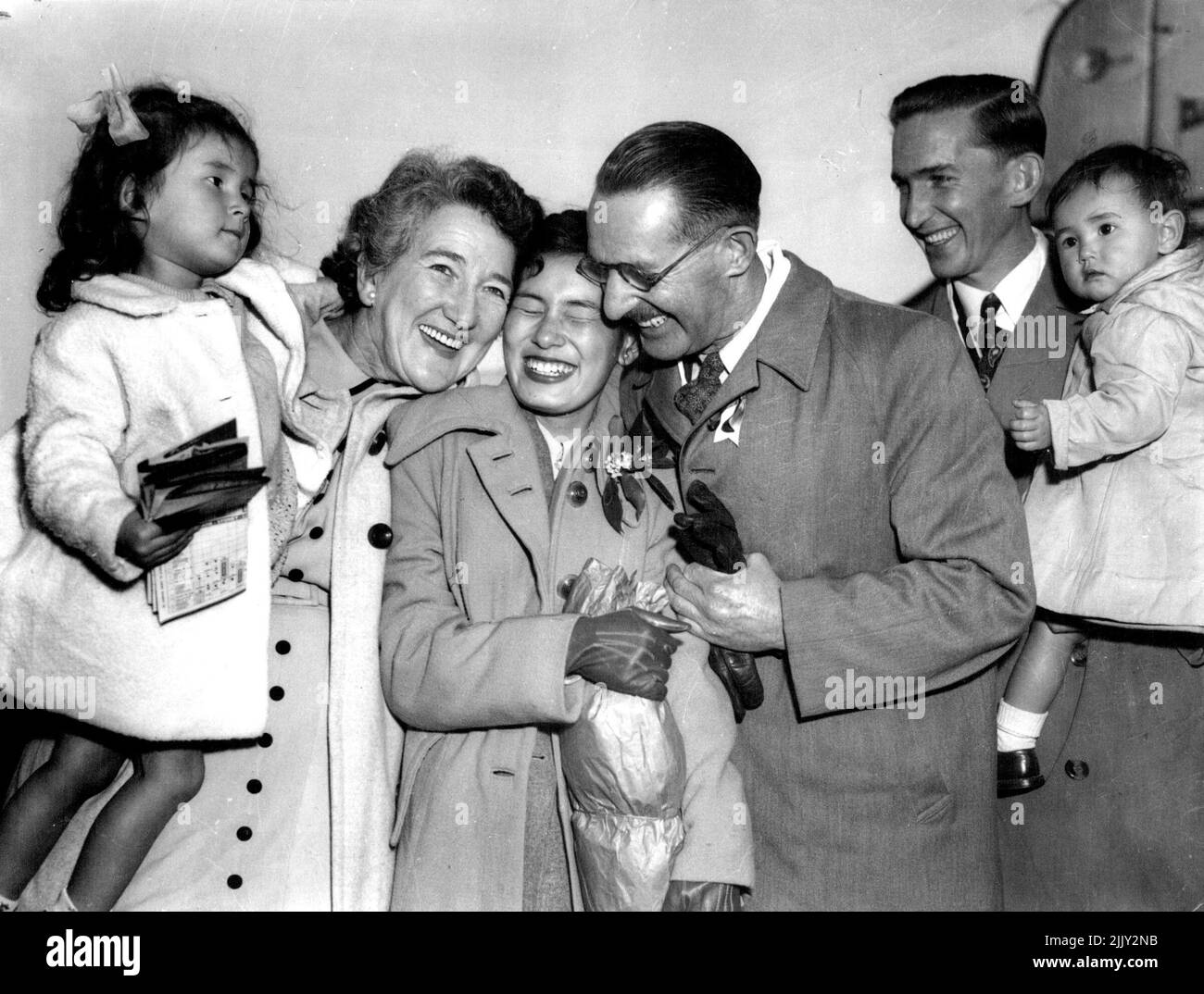 I suoi figli che tornavano a casa dalla scuola non sono mai stati sorpresi di trovare alcuni dei loro vestiti mancanti perché la mamma aveva visto altri bambini. Settembre 25, 1952. Foto Stock