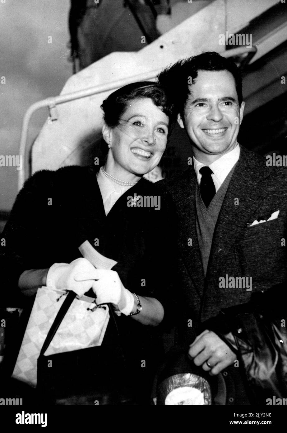 Navigando in -- insieme ancora, Larry Parks è andato a Southampton per incontrare la sua moglie di attrice, Betty Garrett, quando è arrivato sulla linea regina Elizabeth al giorno. Giugno 8, 1954. (Foto per foto del contratto della posta giornaliera). Foto Stock