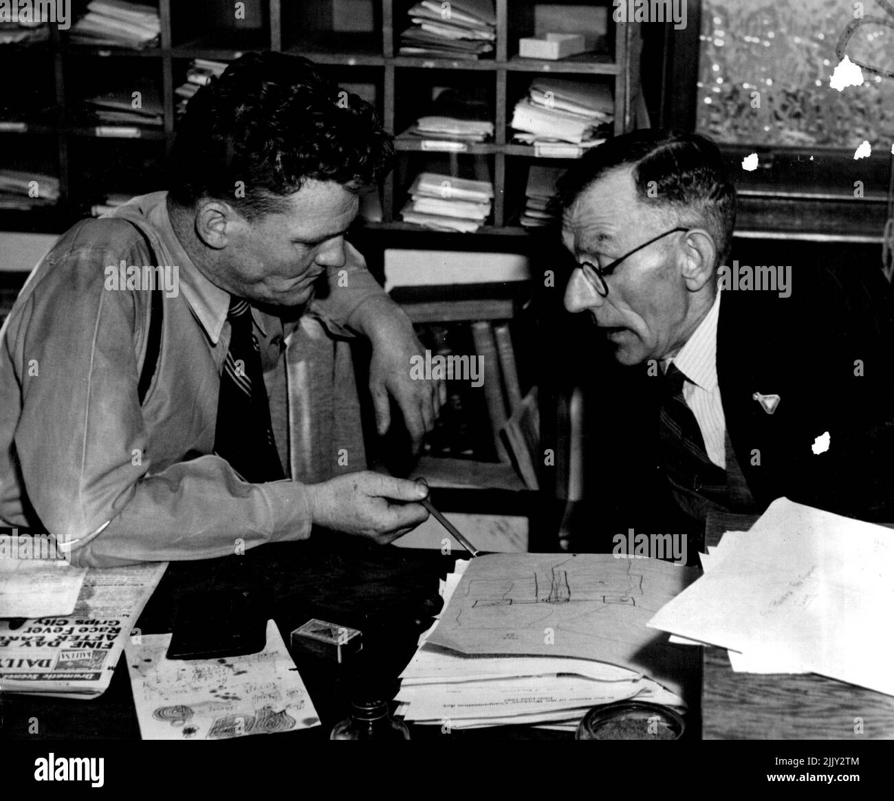 W. Parkinson, presidente Southern District Miners e I. Steele, membri dell'AWU e vice minatori. Novembre 1, 1948. (Foto di Frank Albert Charles Burke/Fairfax Media). Foto Stock