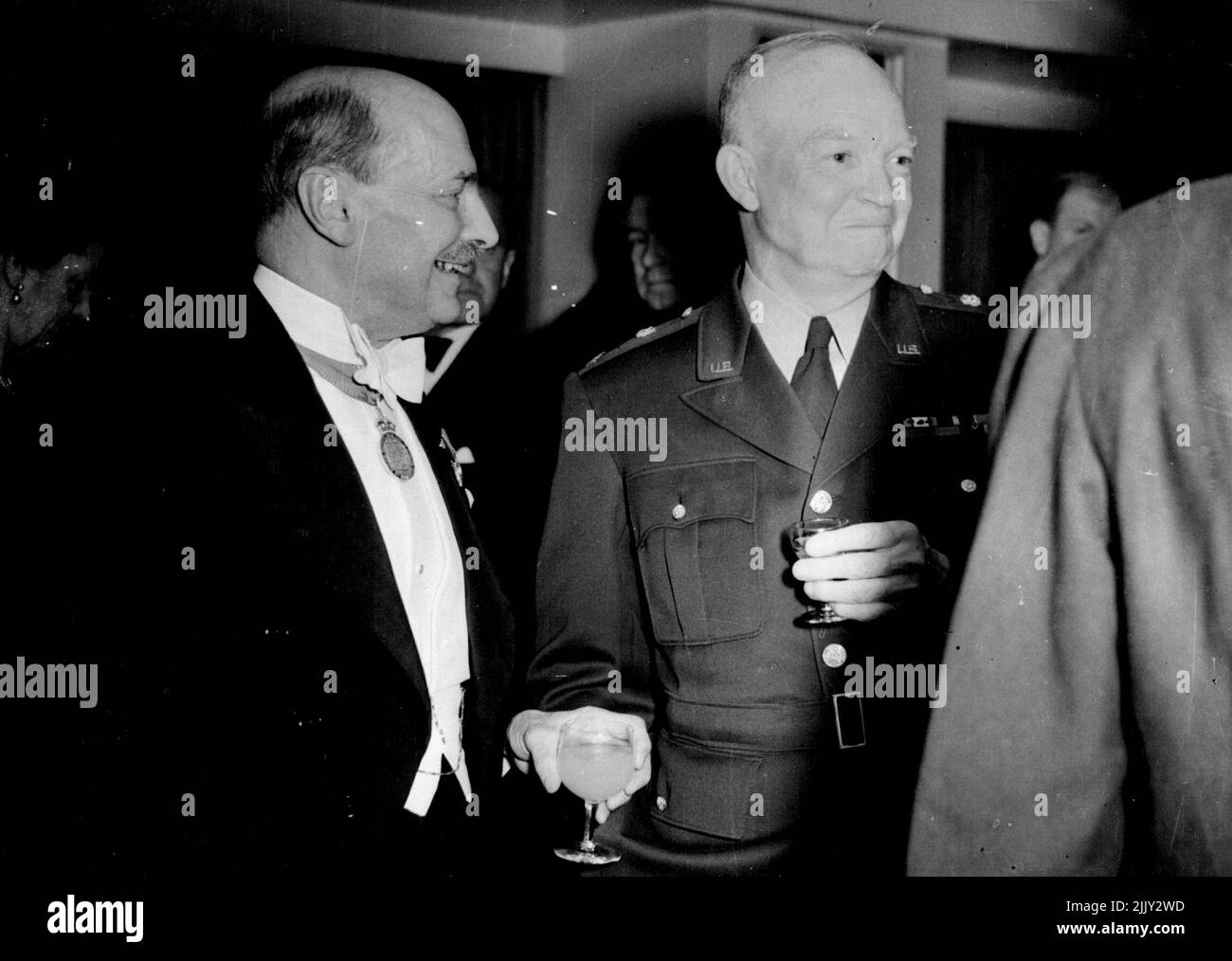 Cena Union di lingua inglese al Grosvenor Hotel. Il Sig. Attlee e il Generale Eisenhower. Luglio 3, 1951. Foto Stock