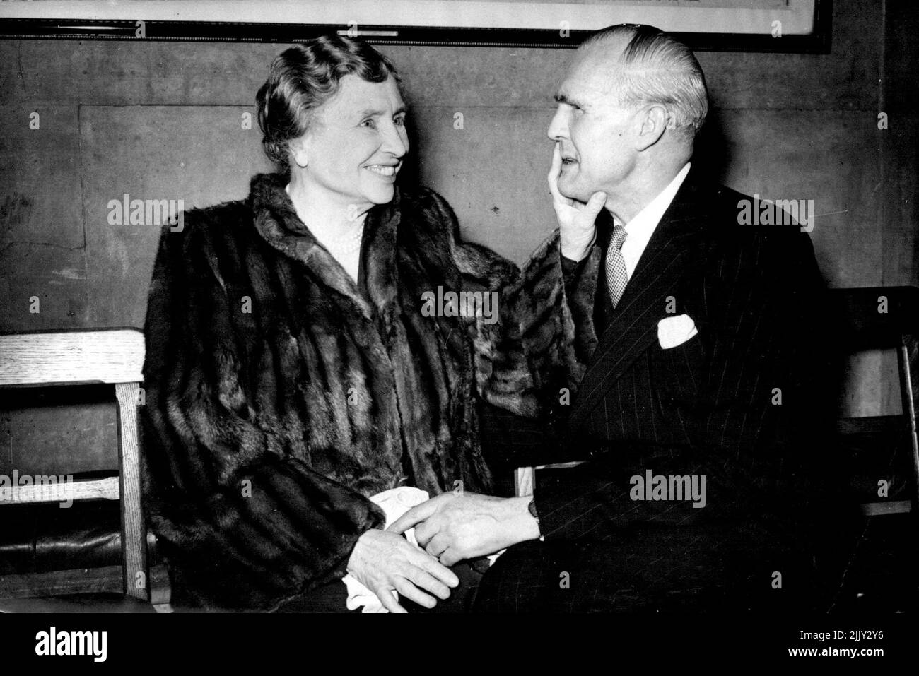 Le famose celebrazioni dei ciechi si incontrano a Londra - Miss Helen Keller con Sir Ian Fraser durante il ricevimento alla Camera dei Comuni. La sig.ra Helen Keller, famosa per il suo lavoro con la American Foundation for the Blind, che si trova in visita a Londra lungo il tragitto per il Sud Africa, è stata ospite di Sir Ian Fraser e Lady Fraser durante una cena alla House of Commons. Miss Keller è stato cieco e sordo quasi dalla nascita, Sir Tan Fraser è stato accecato nella prima grande guerra ed è famoso per il suo lavoro come capo di St. Dunstans. Marzo 1, 1951. Foto Stock