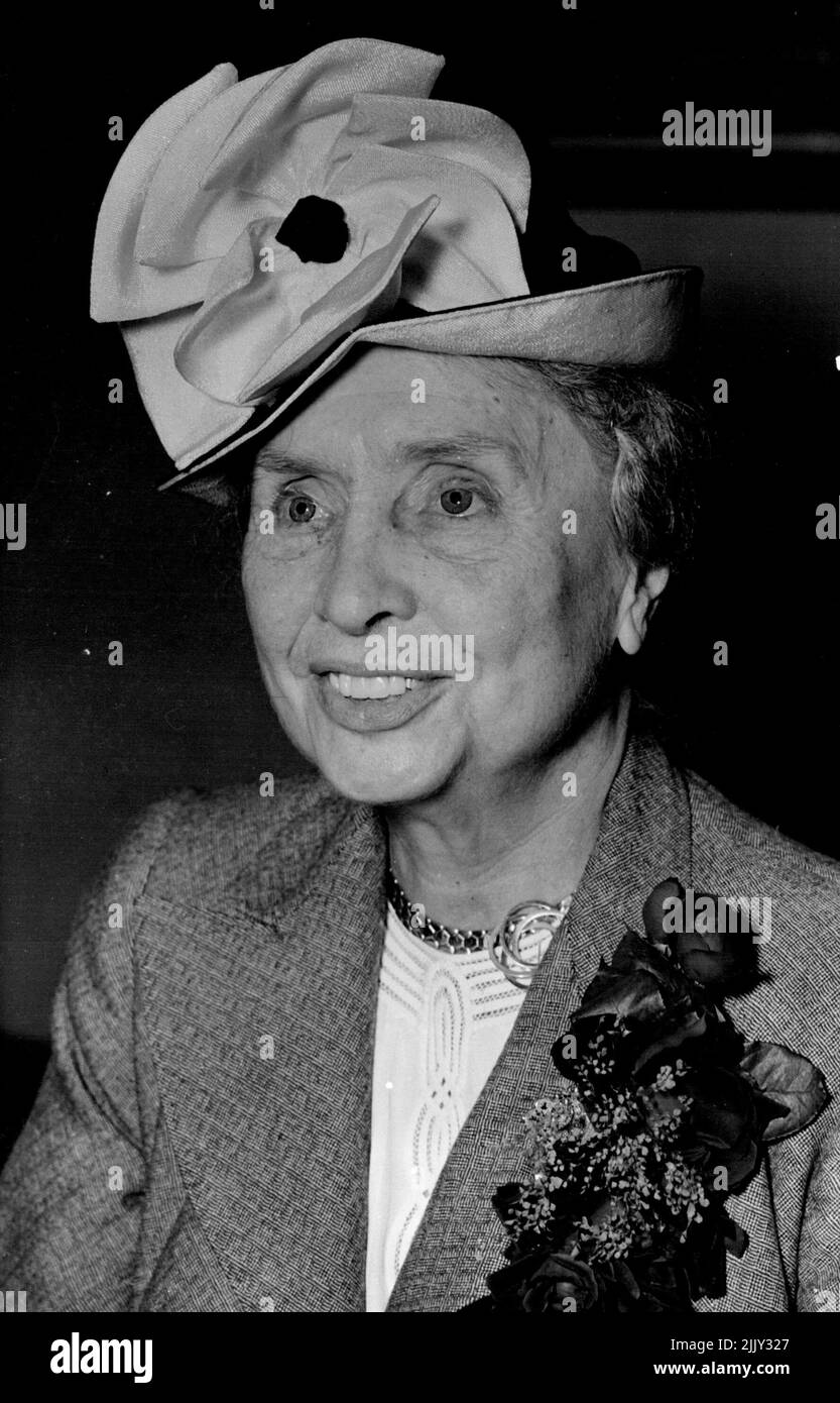 Arrivato da AEA Skymaster dall'America. La signorina Helen Keller, la famosa autrice americana cieca e sorda, riconosciuta come una delle più grandi donne del secolo. Farà un ampio tour dell'Australia. Marzo 29, 1948. (Foto di Frederick John Halmarick/Fairfax Media). Foto Stock