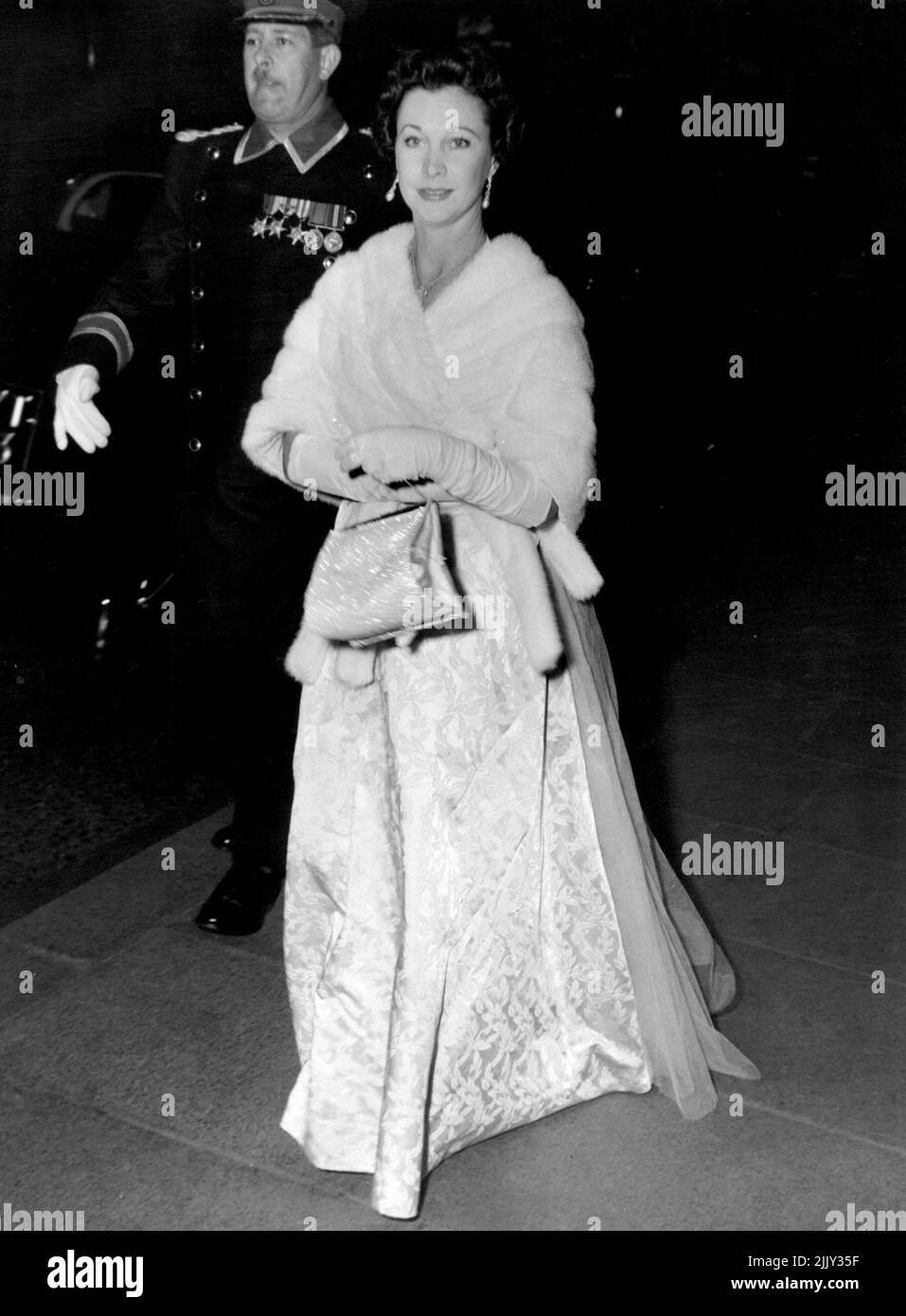 Premiere of Italian Film Festival - la notte di apertura di una settimana di festival di film italiani si è tenuta presso il Tivoli Entertainment and Celebrities di Londra, la scorsa notte. Vivien Leigh, stella britannica del palcoscenico e dei film, è visto arrivare per la Premiere. Ottobre 26, 1954. (Foto di Daily Express Picture). Foto Stock