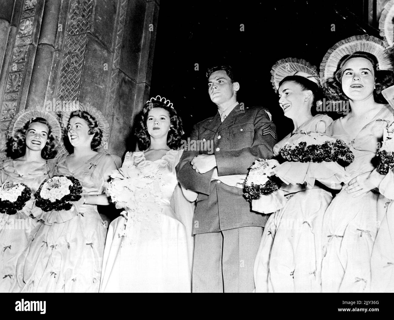 Mary Lou Isleb (in piedi da Shirley), Catherine Ferguson (figlia della segretaria di Shirley), Shirley Temple, Jack Agar, matrono d'onore Jack Temple e Joyoe Agar hanno mostrato a Shirley e alle nozze di Jack il 19 settembre. Febbraio 14, 1946. Foto Stock