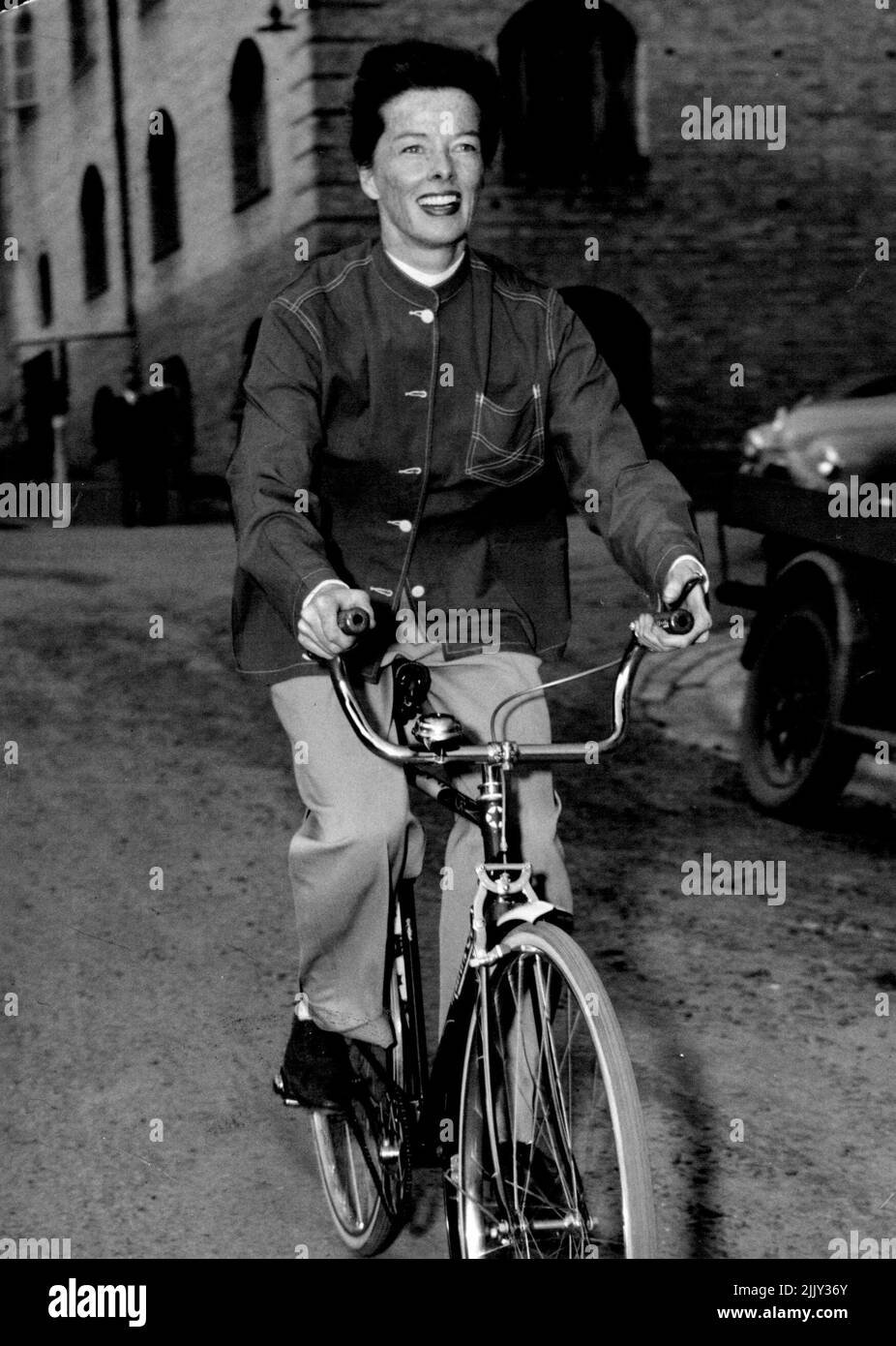 Katherine Hepburn, film e stage star americana, ha raggiunto Brisbane questa settimana e ha fatto un tour in bicicletta della città. Possiede una nuova convertibile Daimler, ma era il pomeriggio dell'autista. Luglio 20, 1955. (Foto della Telegraph Newspaper Co. Ltd.). Foto Stock