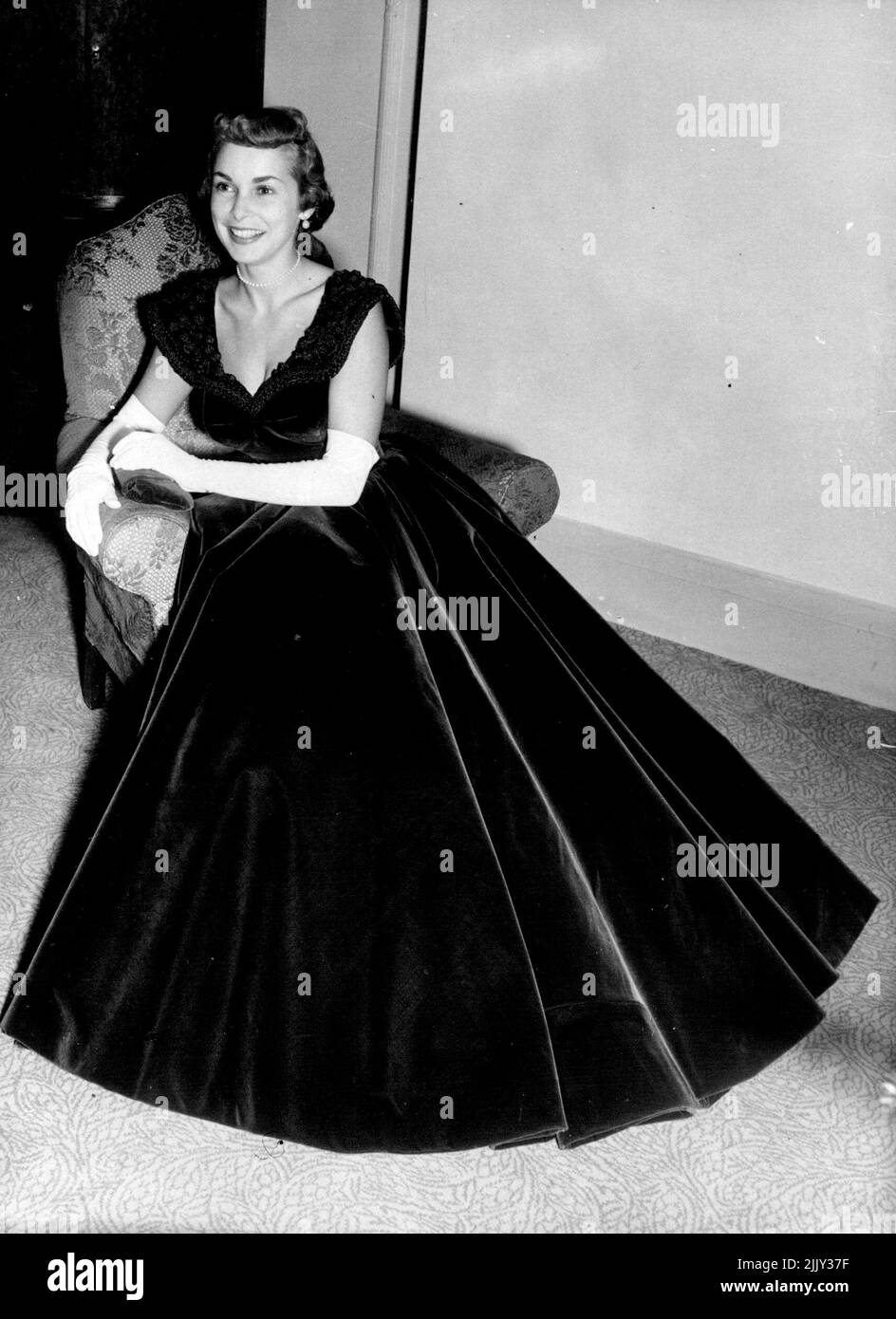 Il Duke Entertains the Stars - Janet Leigh all'hotel Washington, curzon Street, prima di andare alla festa del Duca nella sala dell'imperatrice. Il suo abito in velluto rubino con colletto ricamato è stato appositamente progettato per lei da Don Loper. La sig.ra Leigh ha avuto una serata occupata perché prima di andare alla festa ha preso parte al B.B.C. Programma", stasera in città". La scorsa notte S.A.R. il Duca di Edimburgo ha dato una festa a stelle in pelliccia partecipando al 'Midnight matinee' di domani che sarà dato a sostegno dell'associazione nazionale dei campi da gioco. Dicembre 9, 1951. (Foto di Paul Popper Ltd.). Foto Stock