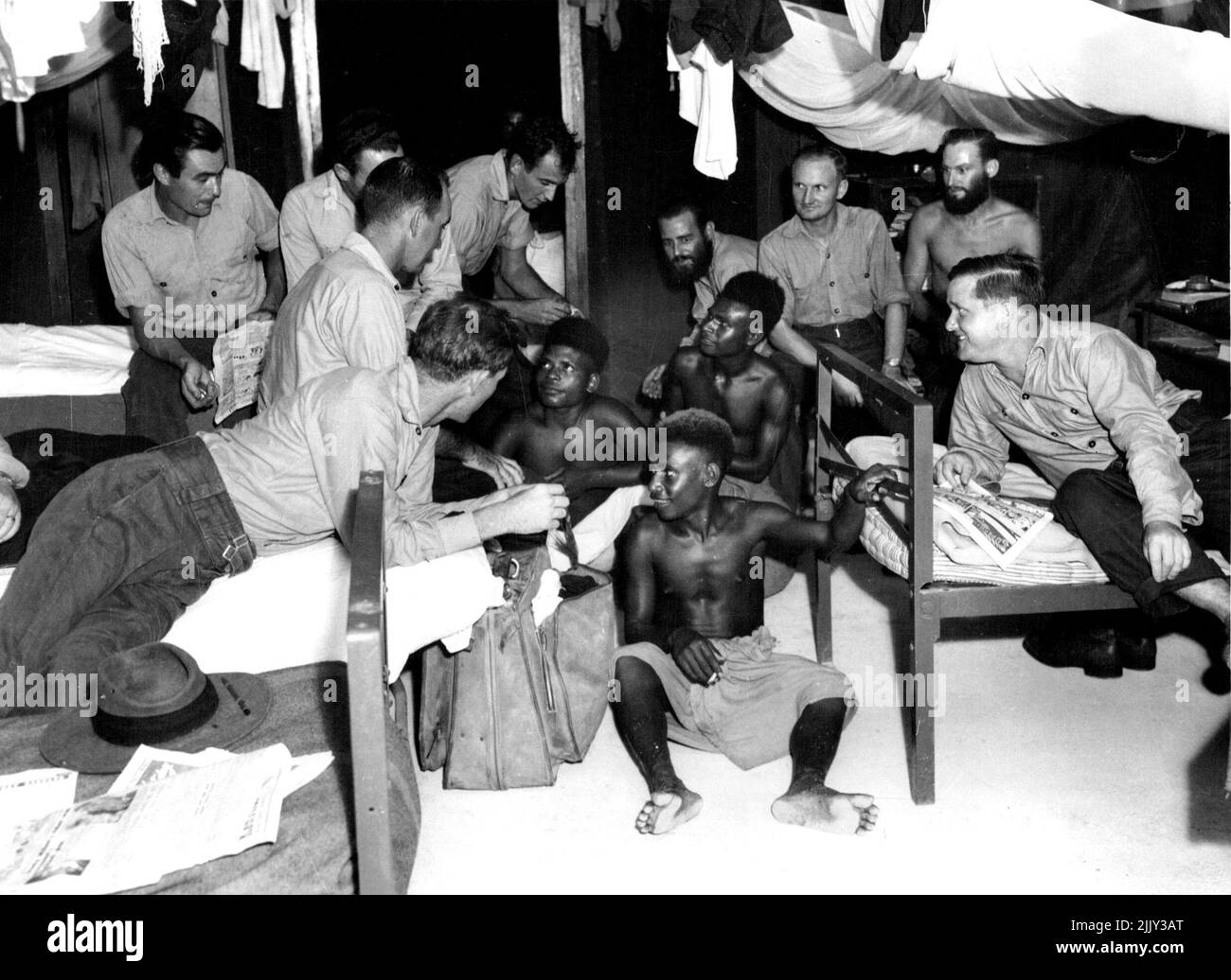 A Manus. In Chief Petty Officer e Petty officer's Mess, Buka (Solomon) ragazzi aiutare i P.O. a padroneggiare 'Pidgin' in una sessione felice. Novembre 18, 1949. (Foto tramite corriere). Foto Stock