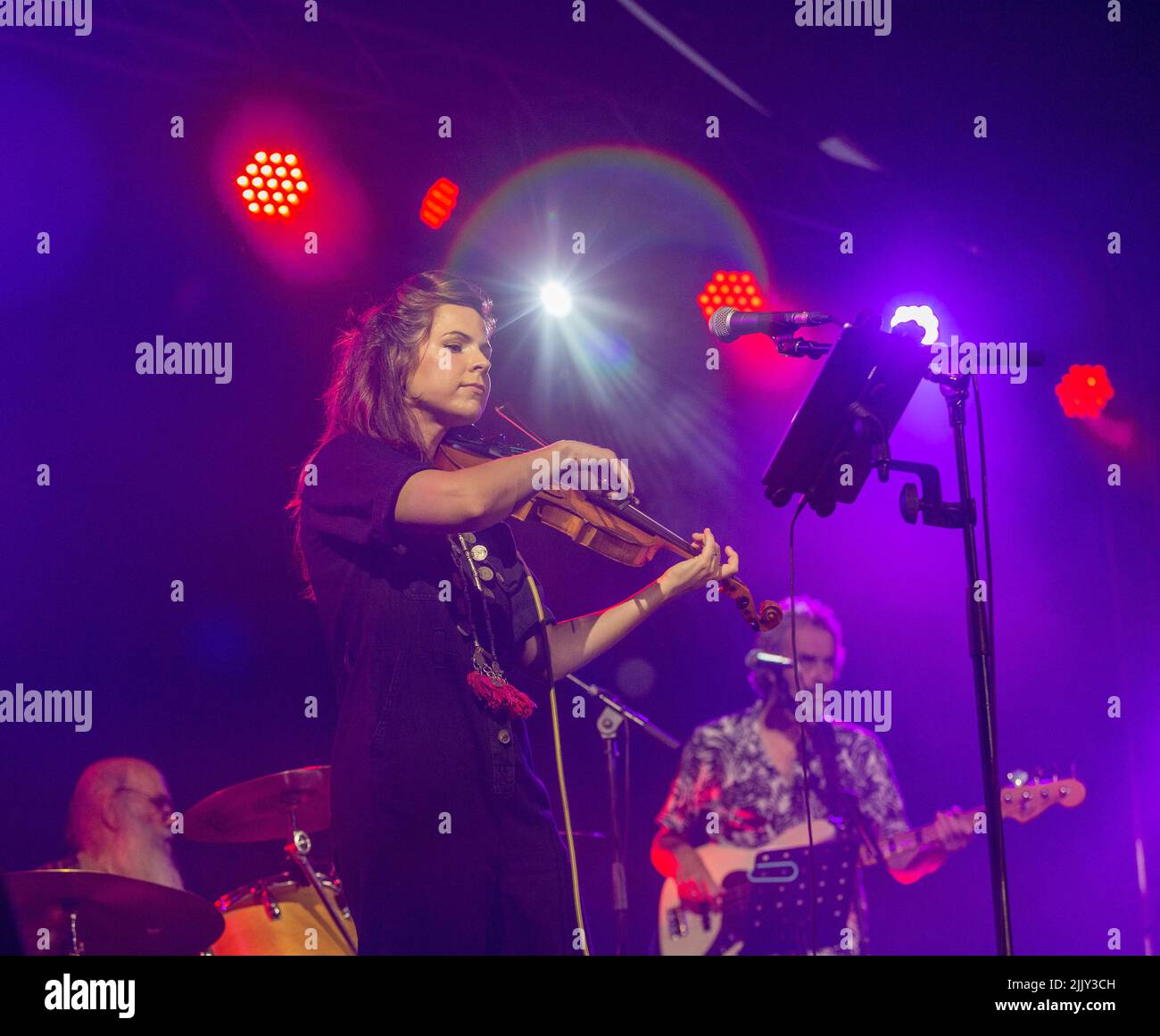 Sidmouth, 28th luglio 2022 la band folk/rock degli anni '70 Steeleye Span ha aperto il via al Sidmouth Folk Festival 2022, tornato in piena influenza quest'anno dopo due anni di restrizioni pandemiche. Credit: Tony Charnock/Alamy Live News Foto Stock