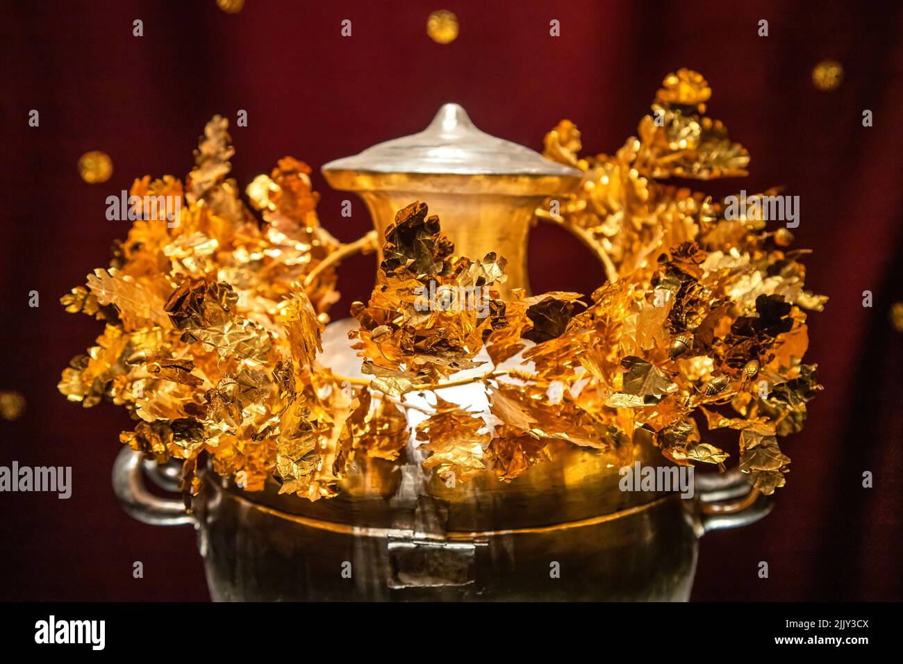 Argenteo-ossurario-idria e la corona d'oro di quercia si trovano nella tomba III. Museo delle Tombe reali di Aigai (Vergina), Imathia, Macedonia, Grecia. Foto Stock