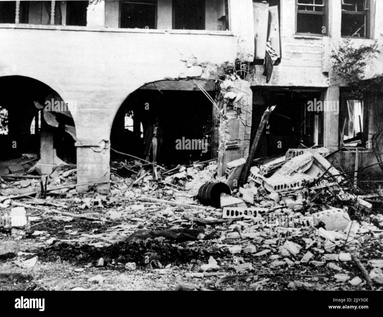 Caserma bombardate a campo di Hickam -- danni fatti alle caserme a campo di Hickam durante gli attacchi di bombardamento giapponesi. Questa è una delle prime foto dell'esercito dell'attacco al campo. Dicembre 16, 1941. (Foto di U.S. Army Signal Corps Photo). Foto Stock